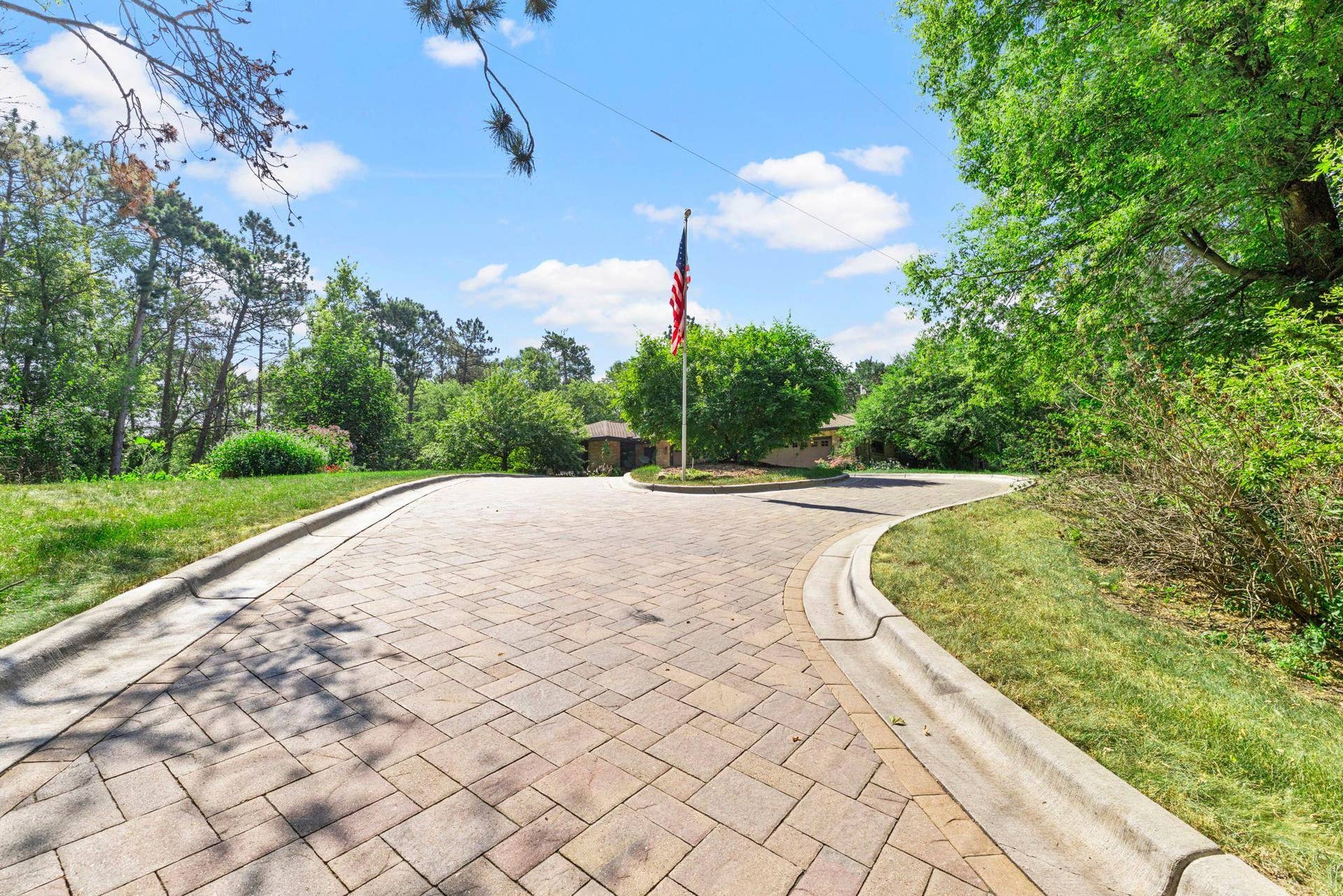 6191 Crackleberry Trail, Woodbury, MN 55129 6191 Crackleberry Trail, Woodbury, MN 55129