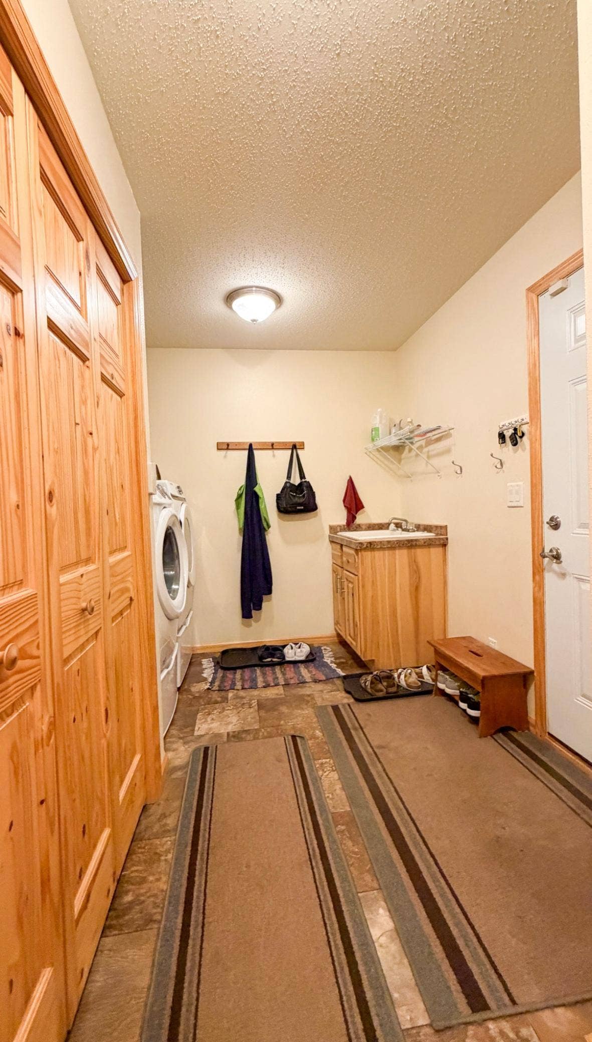 5252 Elmwood Court NE, Bemidji, MN 56601 Entry/ Laundry