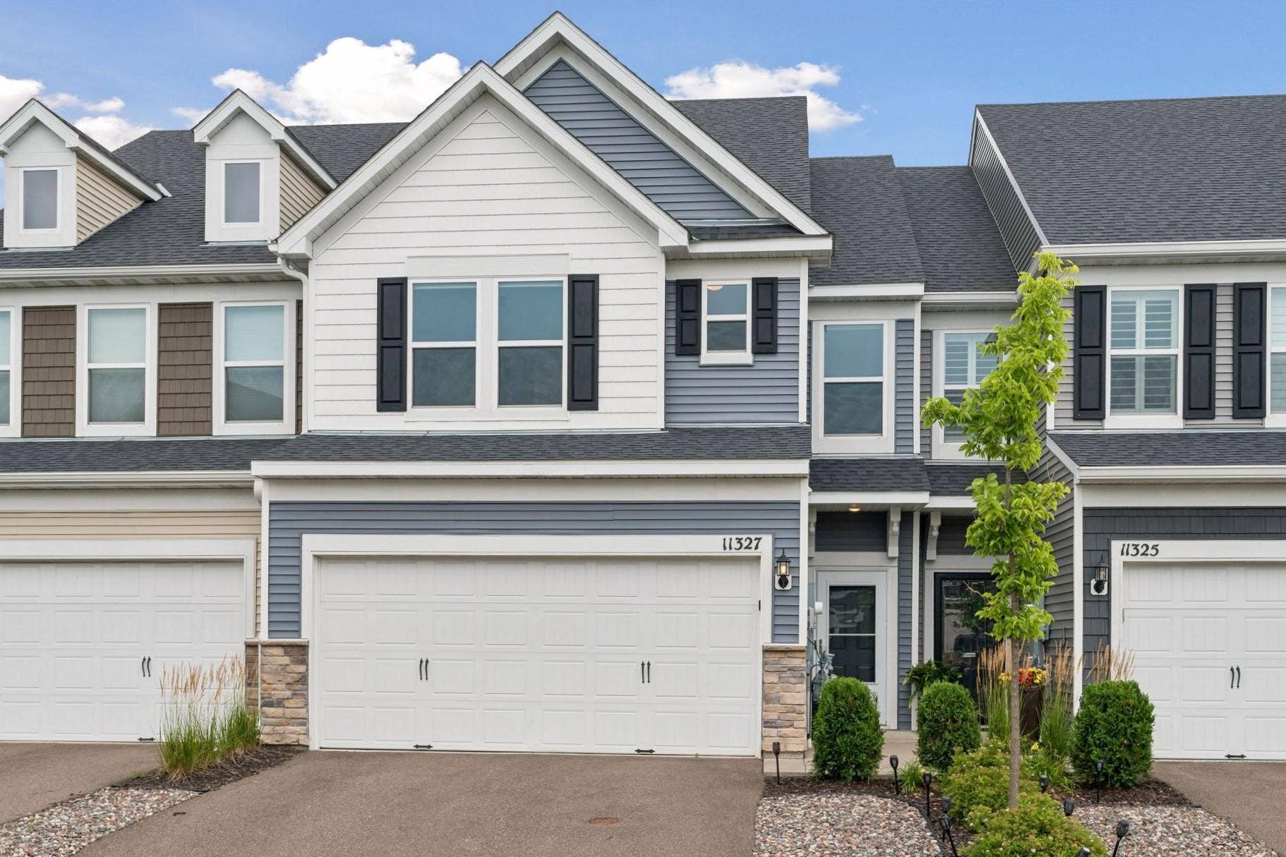 11327 Brookview Road, Woodbury, MN 55129 Welcome home to 11327 Brookview Rd!
