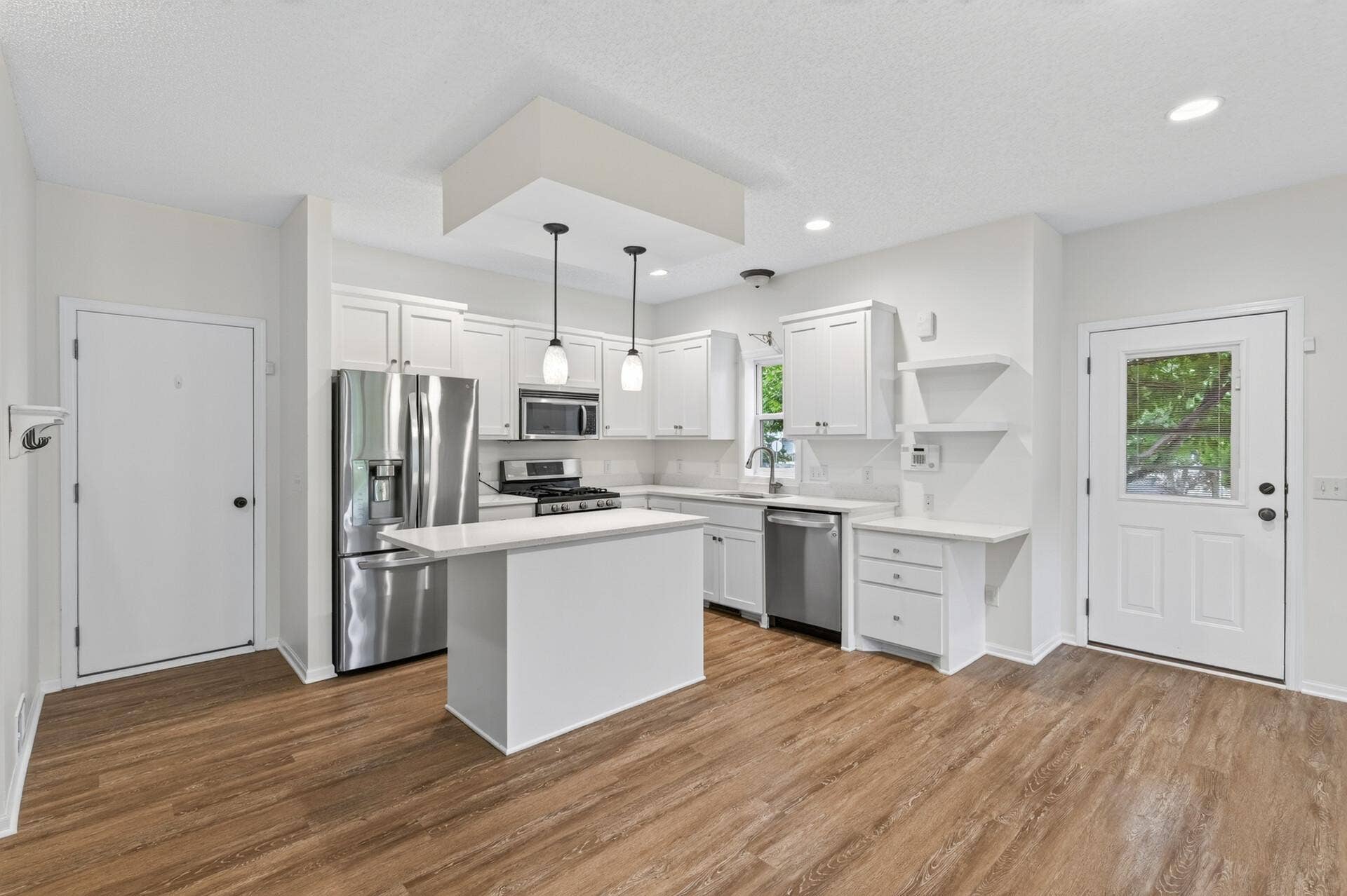 1548 Legacy Parkway E, Maplewood, MN 55109