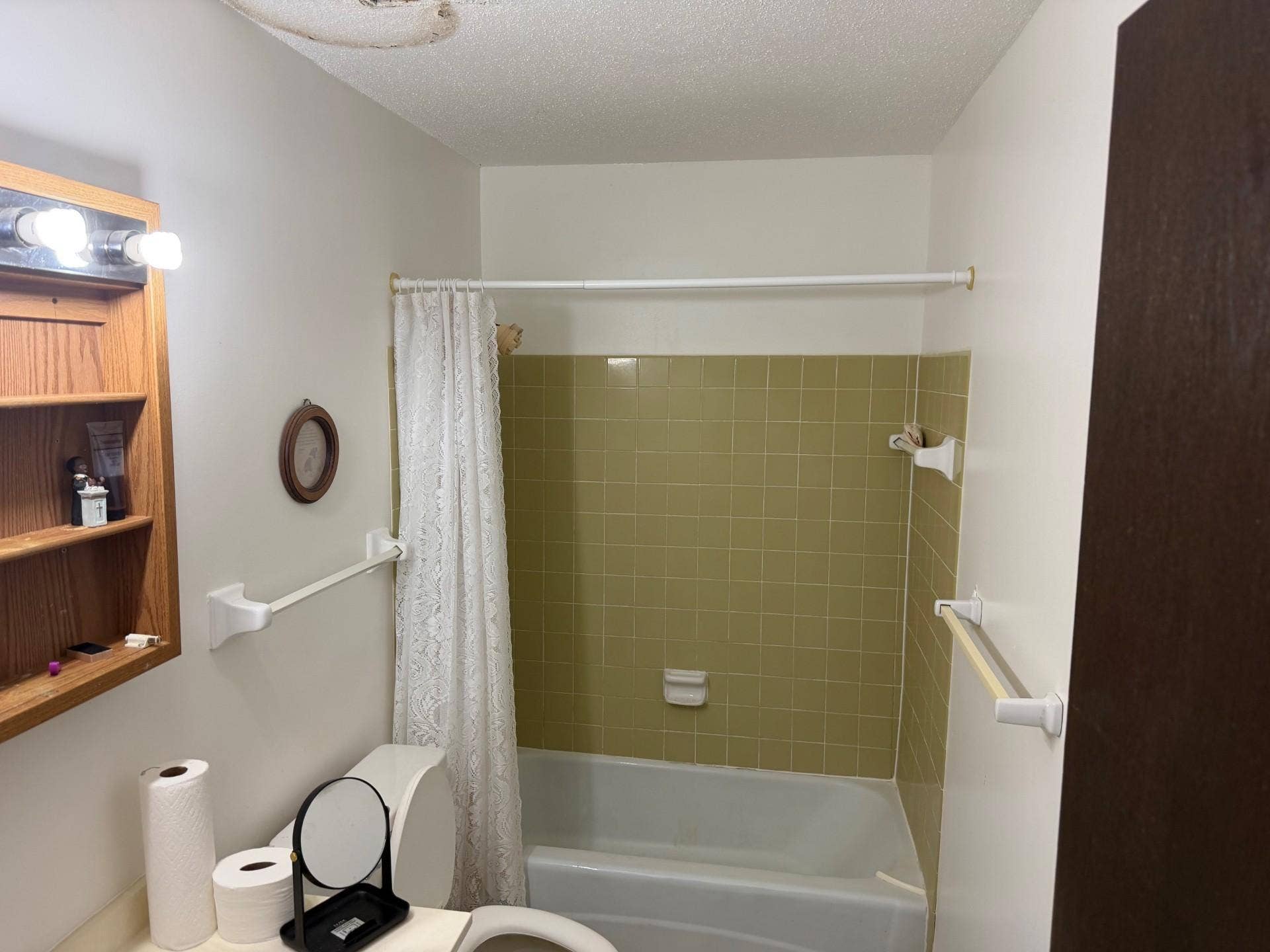 409 Dorland Place, Maplewood, MN 55119 Upper bathroom.