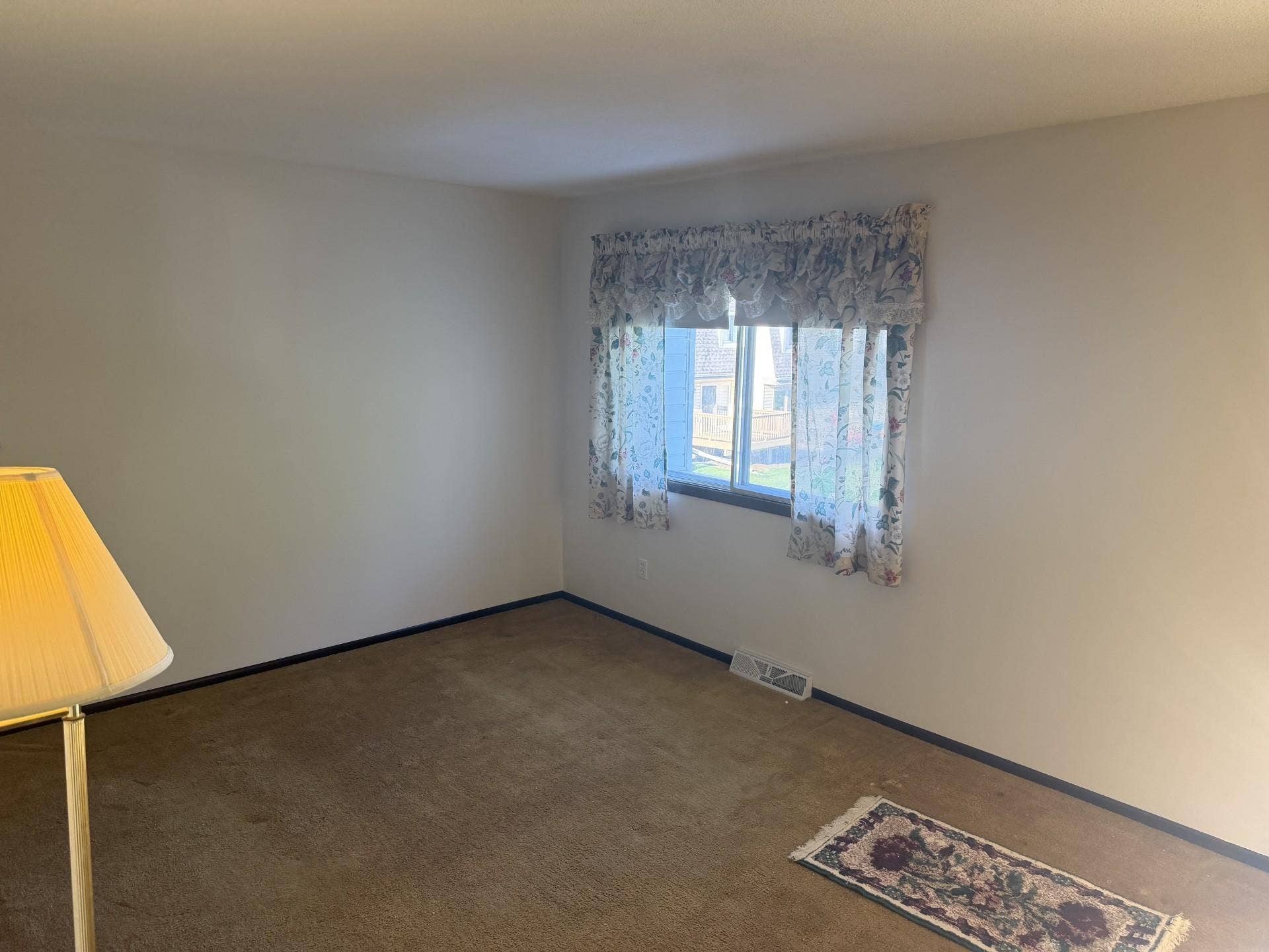 409 Dorland Place, Maplewood, MN 55119 Spacious Bedroom!
