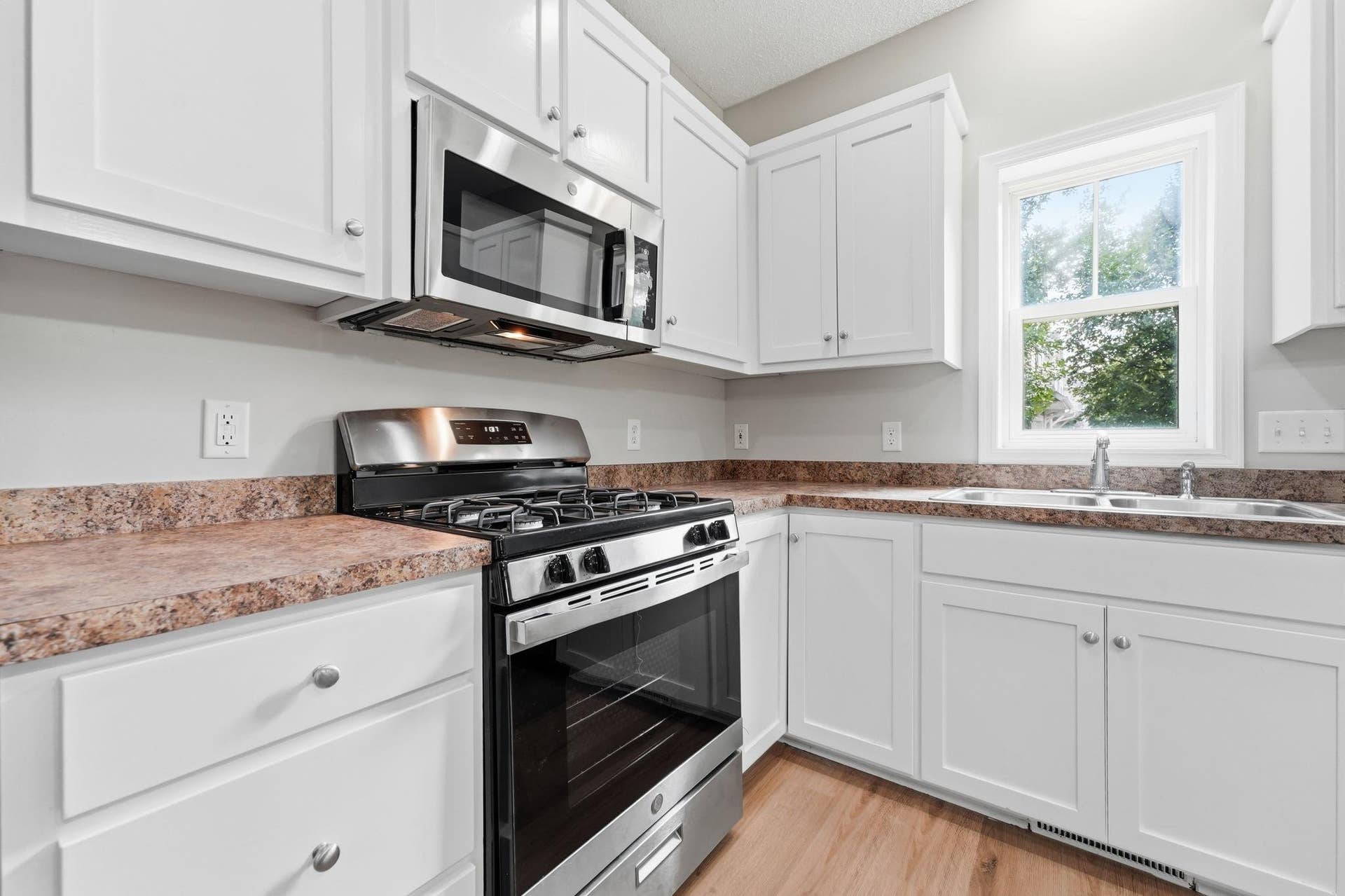 3012 Cottage Lane N, Maplewood, MN 55109 12-web-or-mls-DSC03517.jpg
