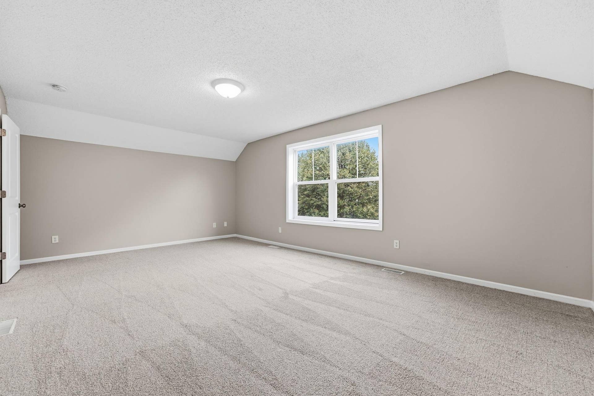 3012 Cottage Lane N, Maplewood, MN 55109 33-web-or-mls-DSC03574.jpg