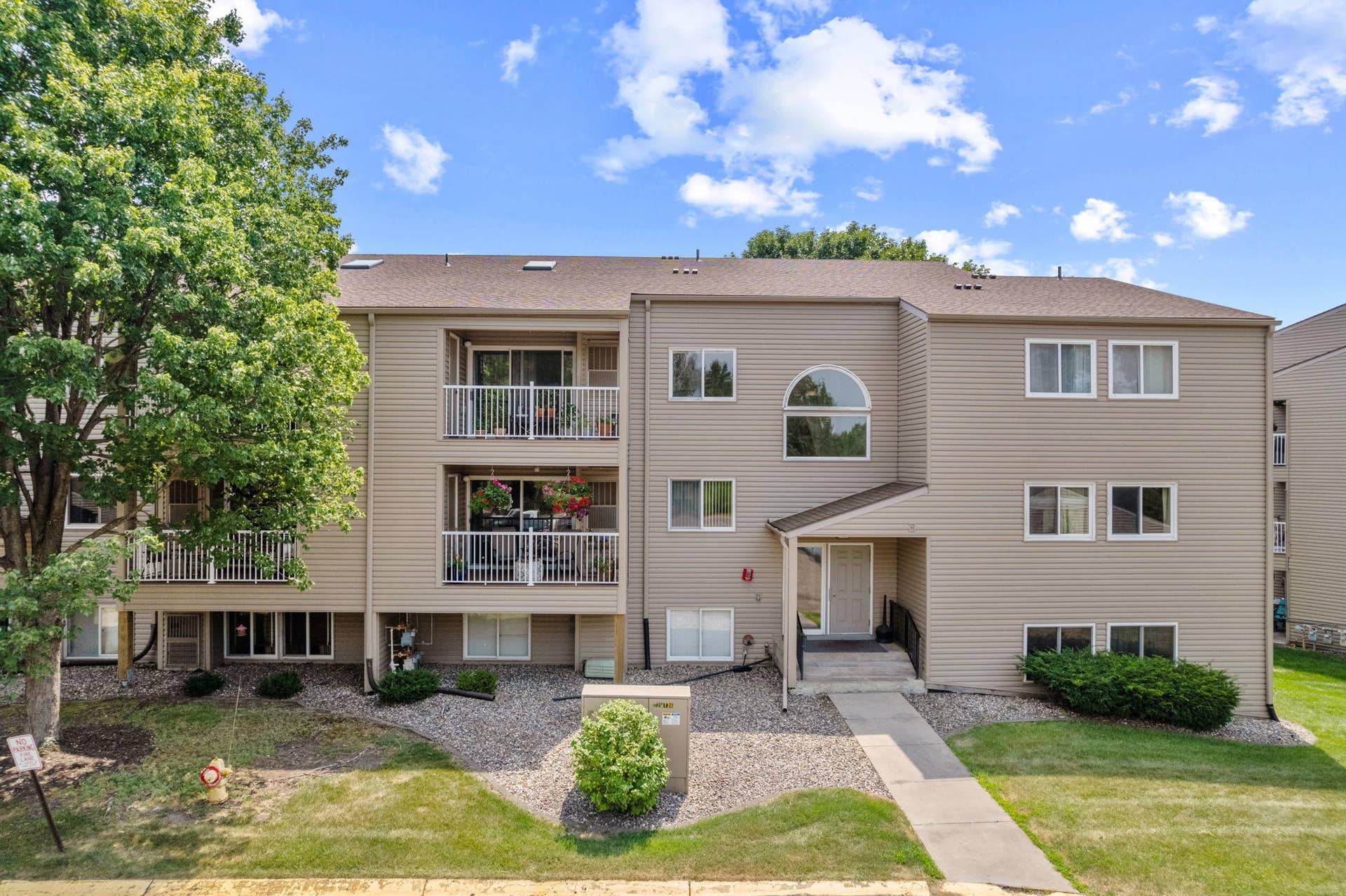 1225 Ferndale Street N, #B18, Maplewood, MN 55119 Welcome Home!