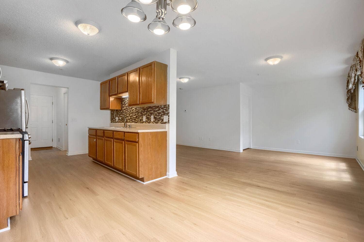 4903 Hamlet Avenue N, Oakdale, MN 55128 4903 Hamlet Ave N - Web Quality - 019 - 16 Kitchen.jpg
