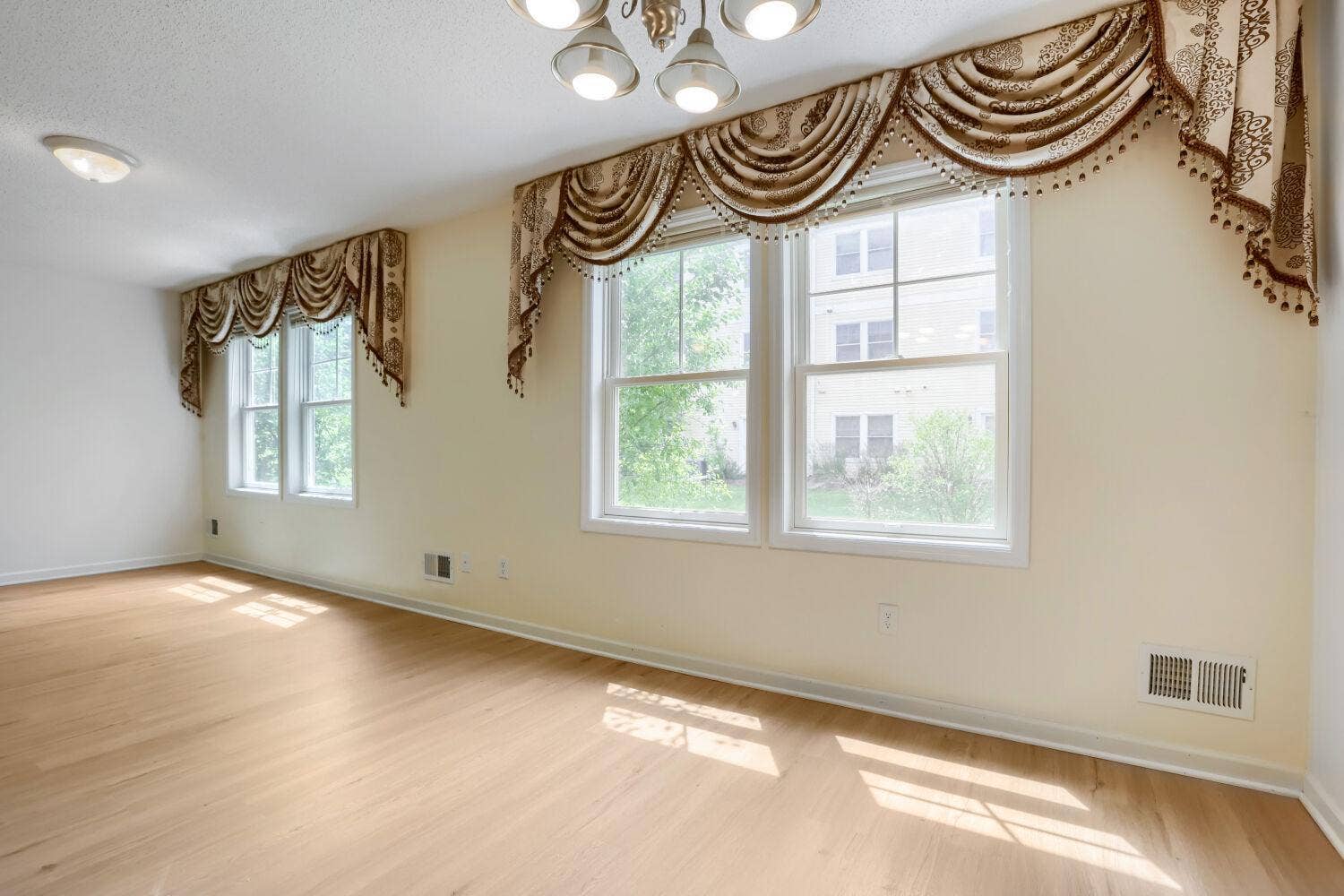 4903 Hamlet Avenue N, Oakdale, MN 55128 4903 Hamlet Ave N - Web Quality - 015 - 12 Dining Room.jpg