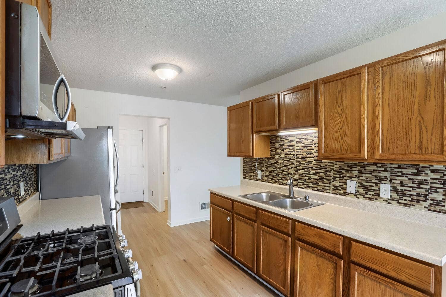 4903 Hamlet Avenue N, Oakdale, MN 55128 4903 Hamlet Ave N - Web Quality - 018 - 15 Kitchen.jpg