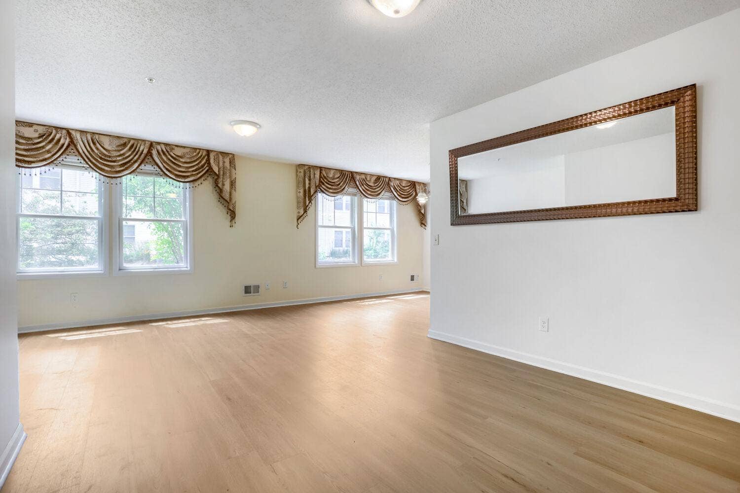 4903 Hamlet Avenue N, Oakdale, MN 55128 4903 Hamlet Ave N - Web Quality - 014 - 11 Living Room.jpg