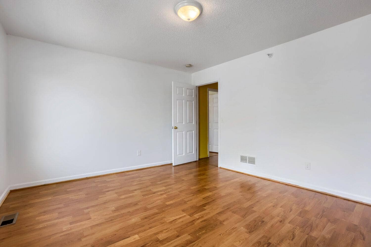 4903 Hamlet Avenue N, Oakdale, MN 55128 4903 Hamlet Ave N - Web Quality - 023 - 20 Primary Bedroom.jpg