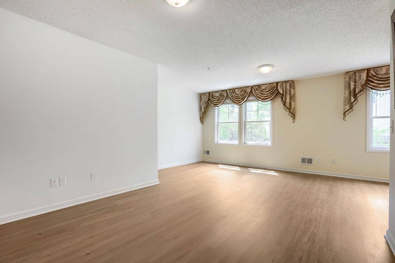 4903 Hamlet Avenue N, Oakdale, MN 55128 4903 Hamlet Ave N - Web Quality - 013 - 10 Living Room.jpg