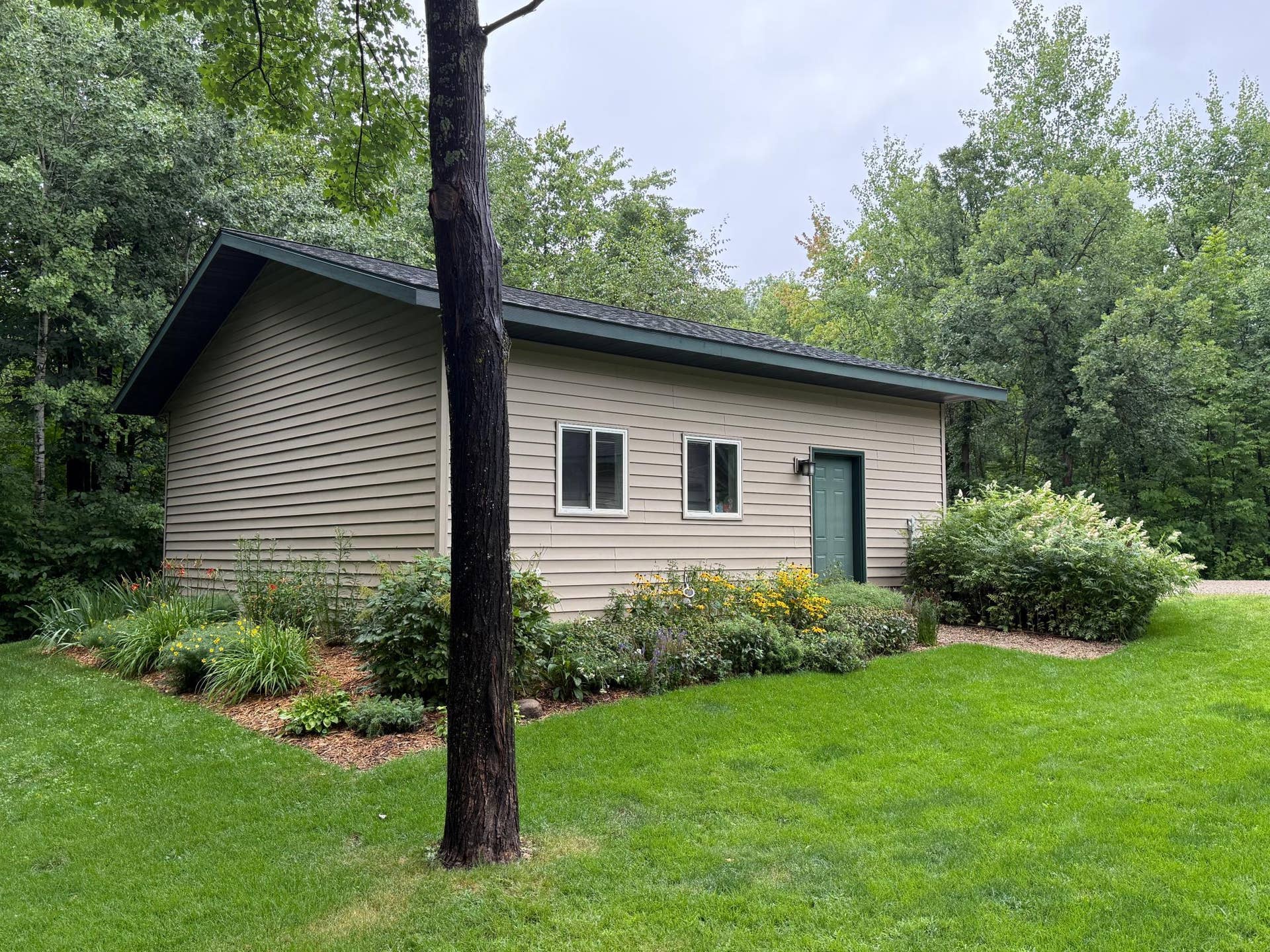 3914 Alder Street NE, Bemidji, MN 56601 Beautiful flowers