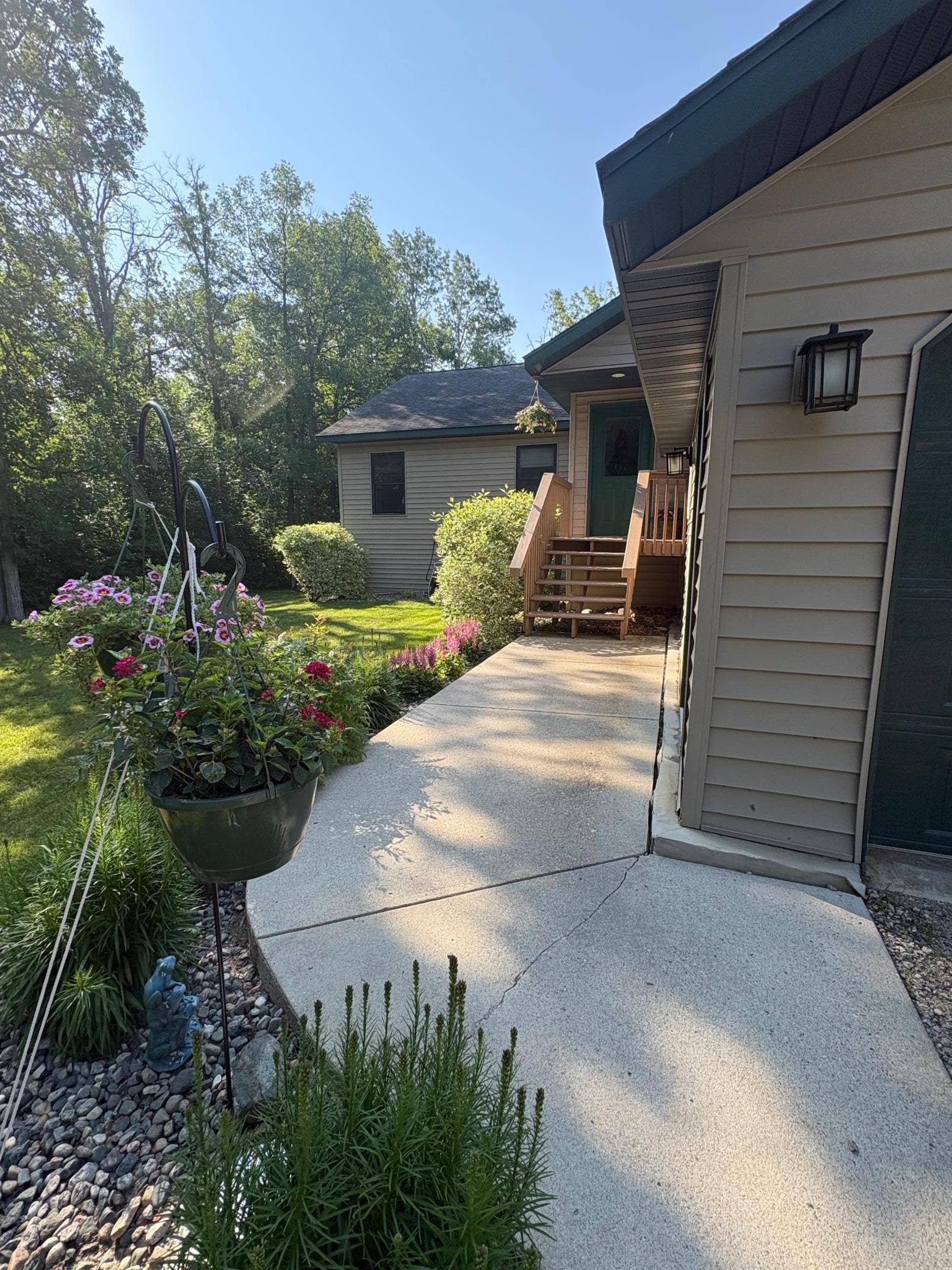 3914 Alder Street NE, Bemidji, MN 56601 Front entry - summer time