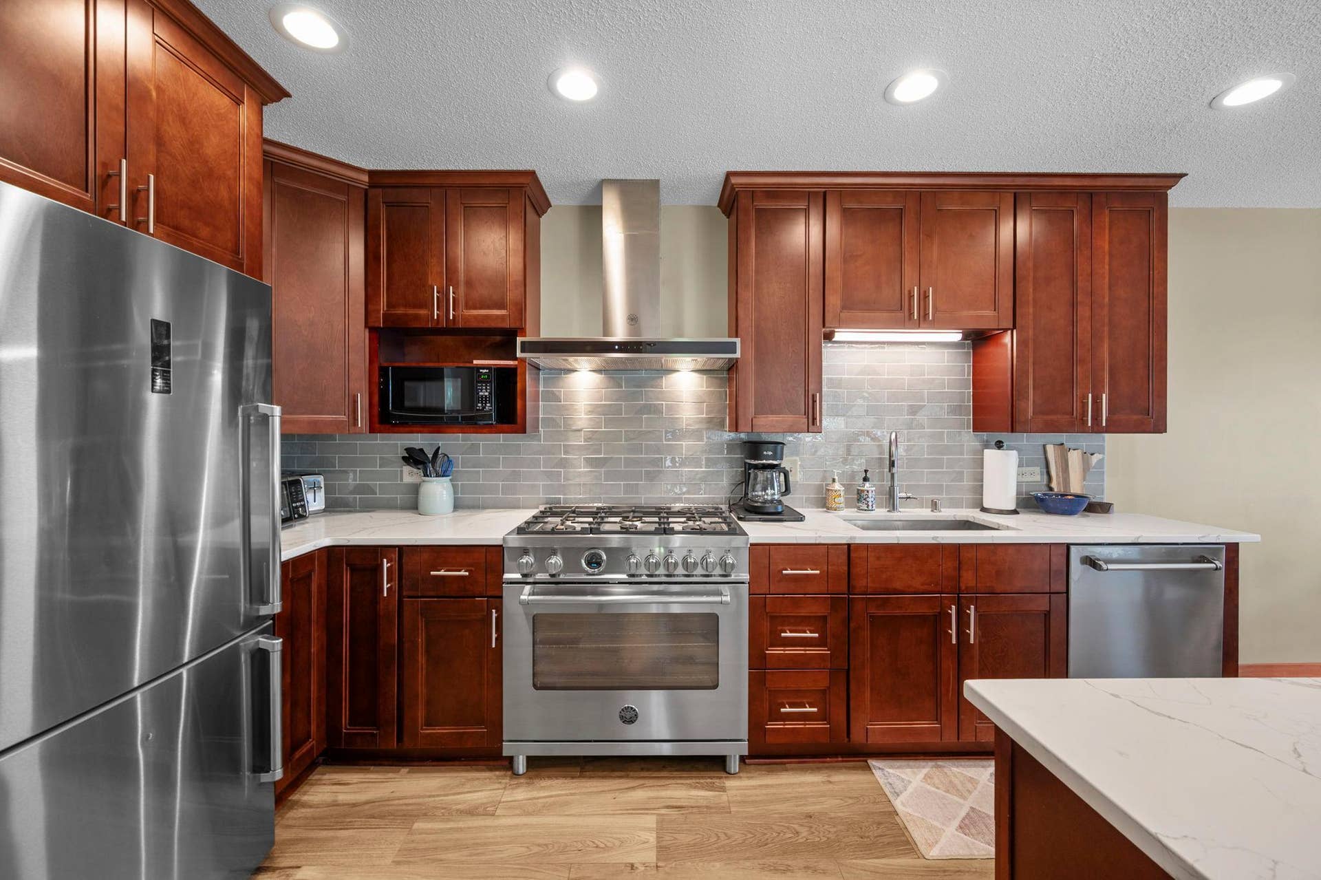 14333 91st Place N, Maple Grove, MN 55369 There is plenty of room for two cooks in the kitchen!