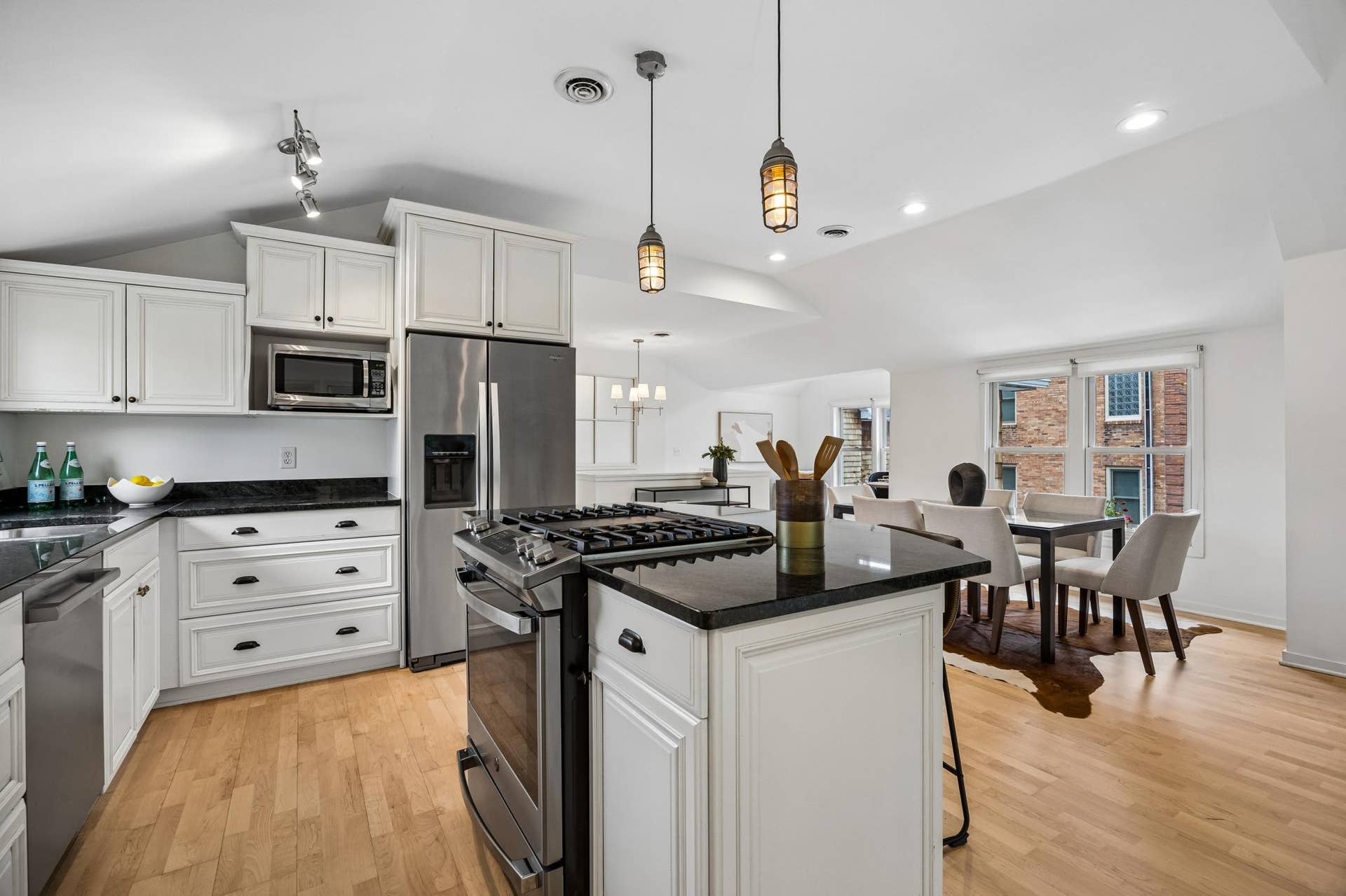 2637 1/2 Humboldt Avenue S, 21, Minneapolis, MN 55408 Stainless steel appliances complement the updated kitchen, adding a clean and modern touch.