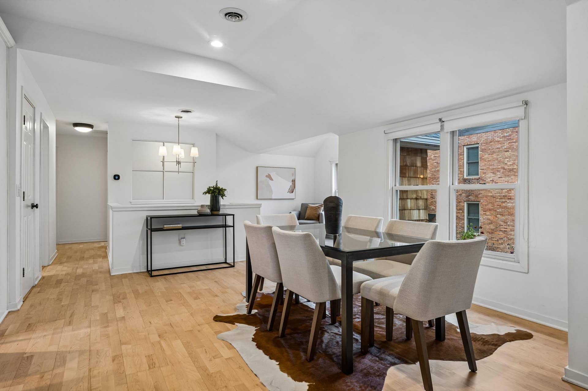 2637 1/2 Humboldt Avenue S, 21, Minneapolis, MN 55408 Open dining area with plenty of space for everyday meals and entertaining.