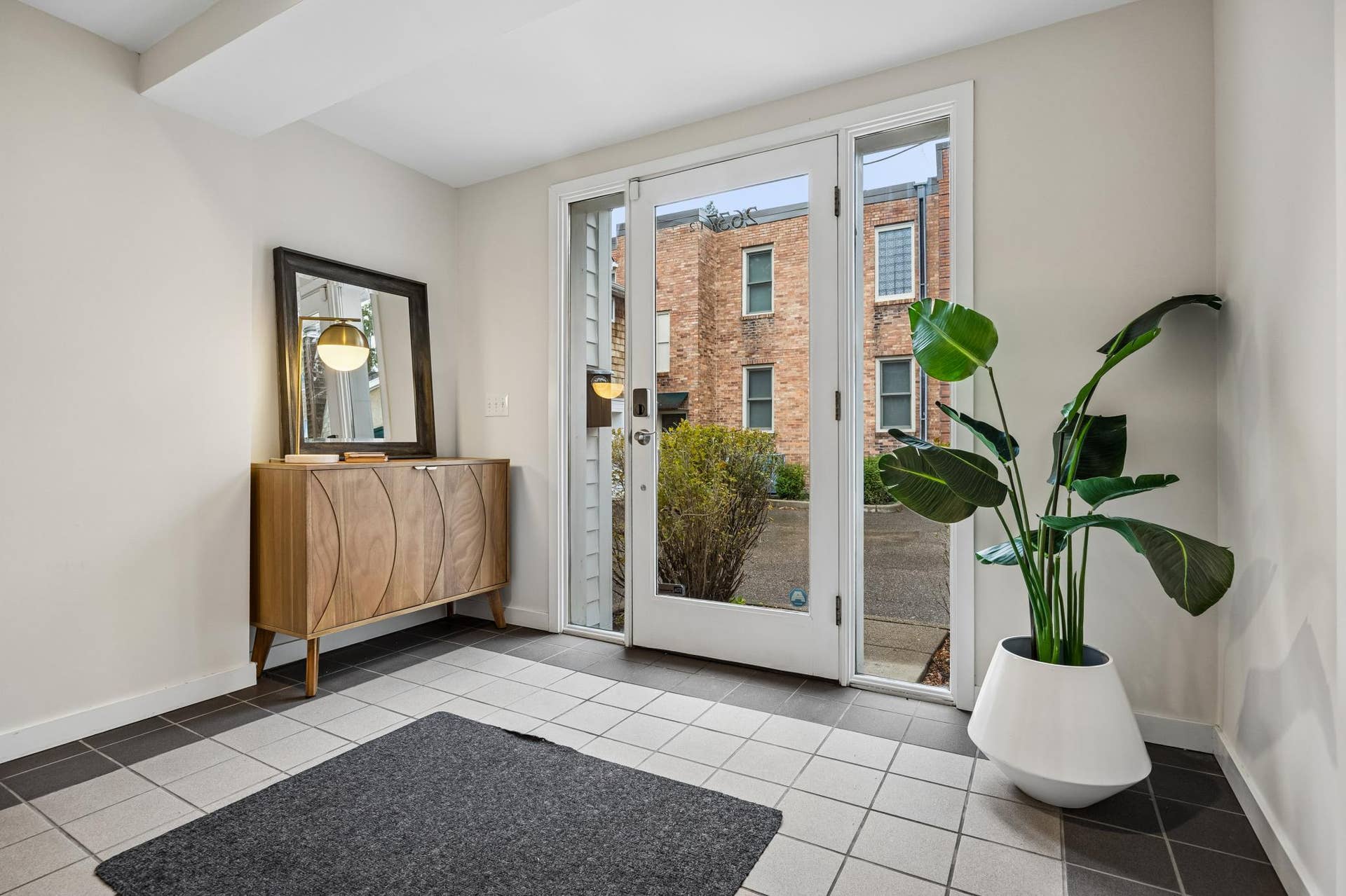 2637 1/2 Humboldt Avenue S, 21, Minneapolis, MN 55408 Spacious foyer with a welcoming entry and easy access to the home's open main living space.