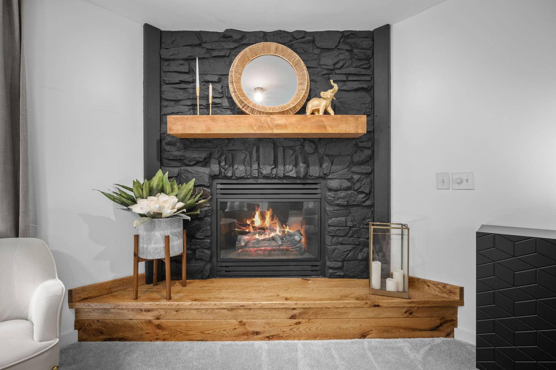 Absolutely beautiful gas fireplace design!