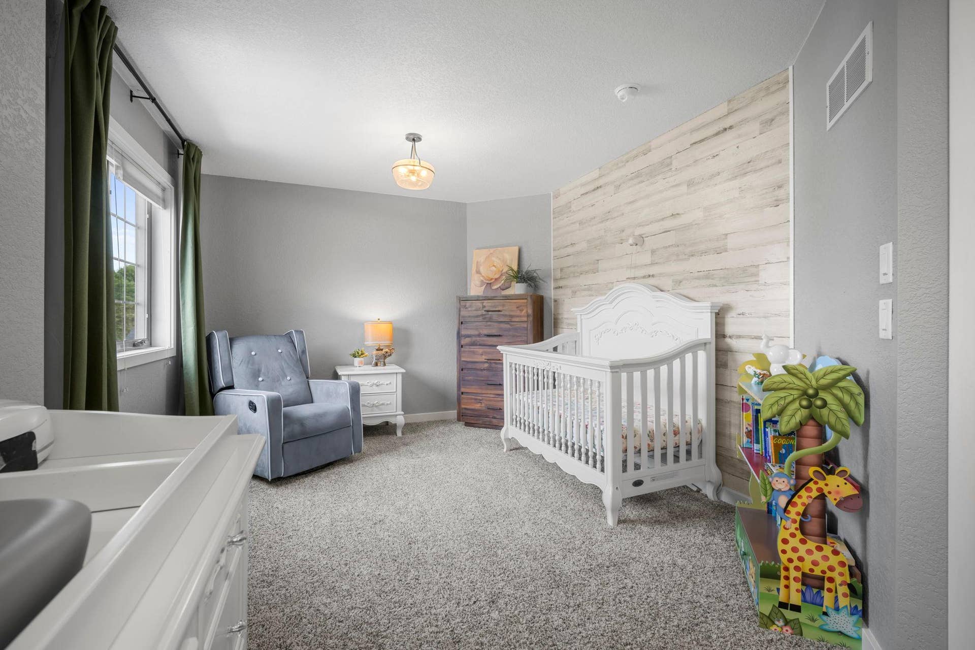 3 spacious bedroom up with neutral palette and flooring!