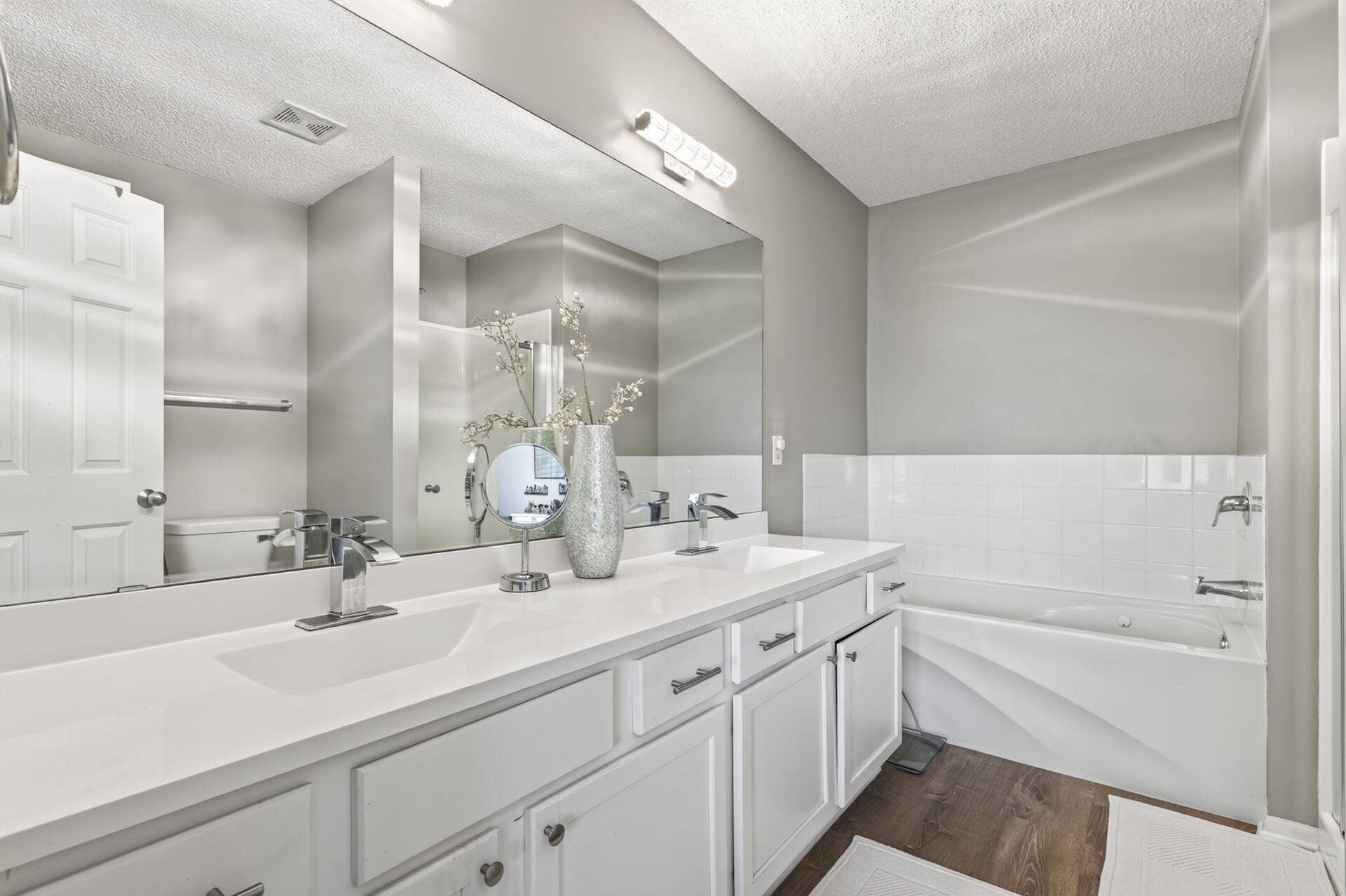 201 Alberta Lane, Little Canada, MN 55117 Private Ensuite Bathroom