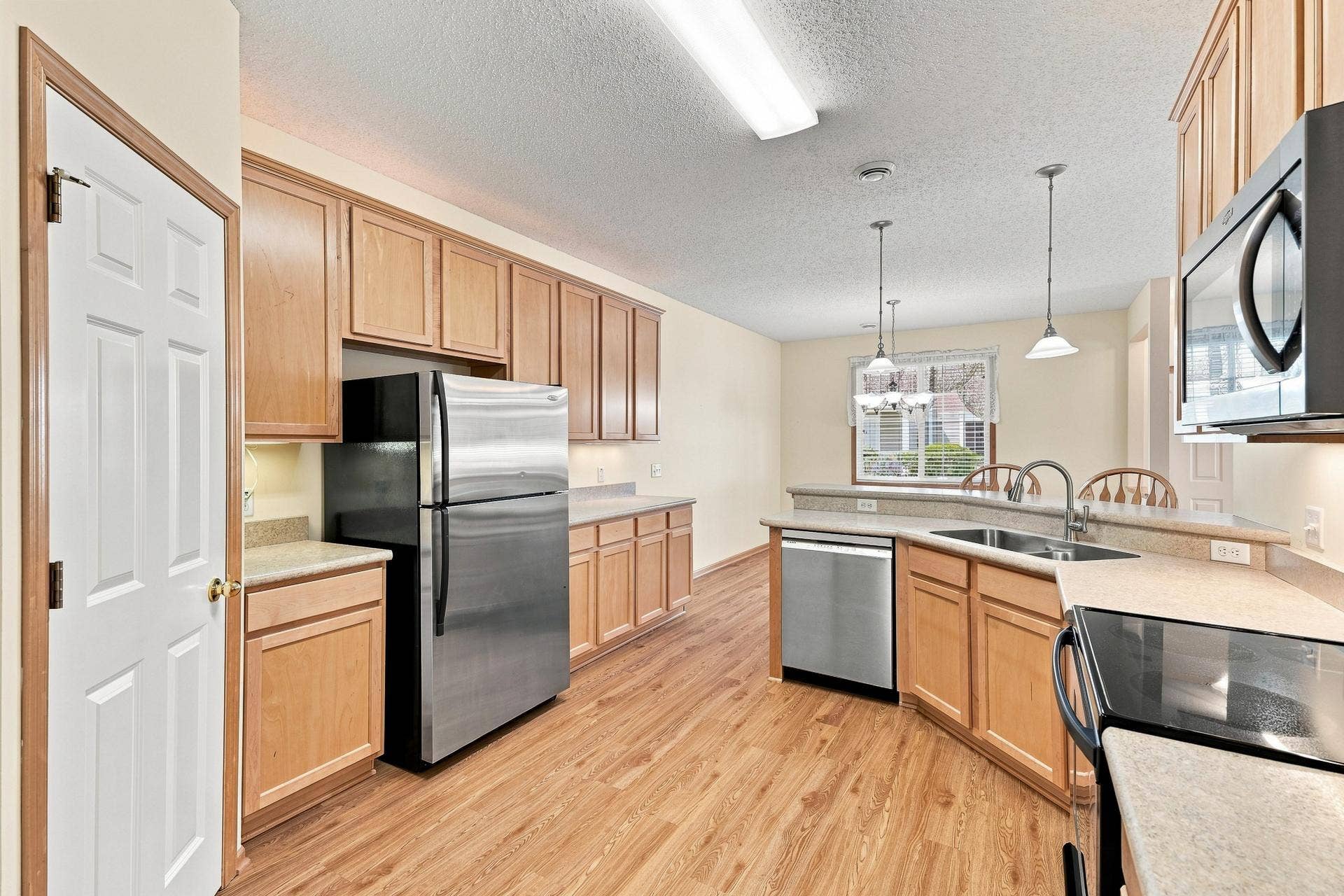 11021 Oak Grove Circle #C, Woodbury, MN 55129 Spacious Kitchen with so much Storage & a Walk-in Pantry!