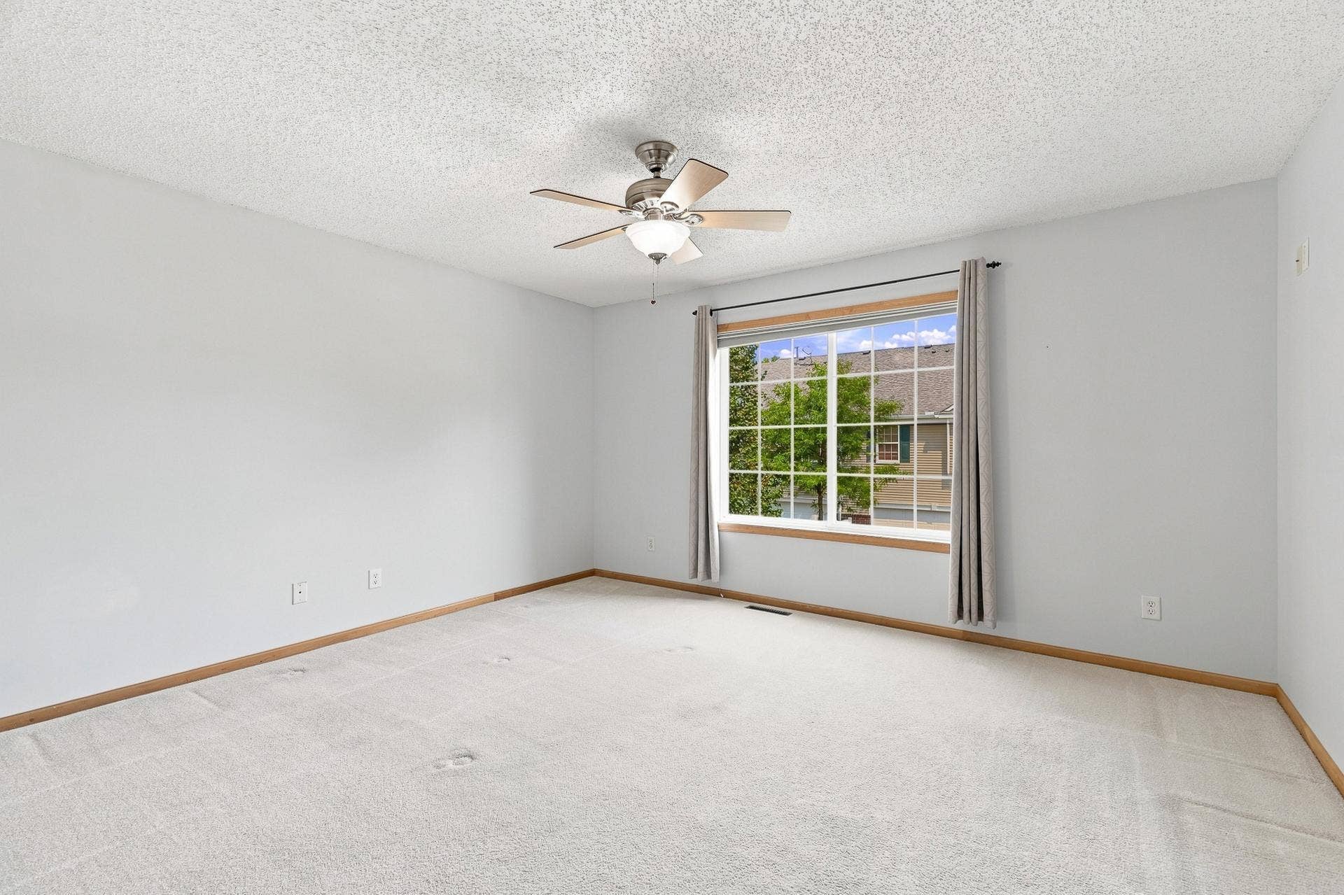 11021 Oak Grove Circle #C, Woodbury, MN 55129 Upper Level Bed 1 with Walk-in Closet