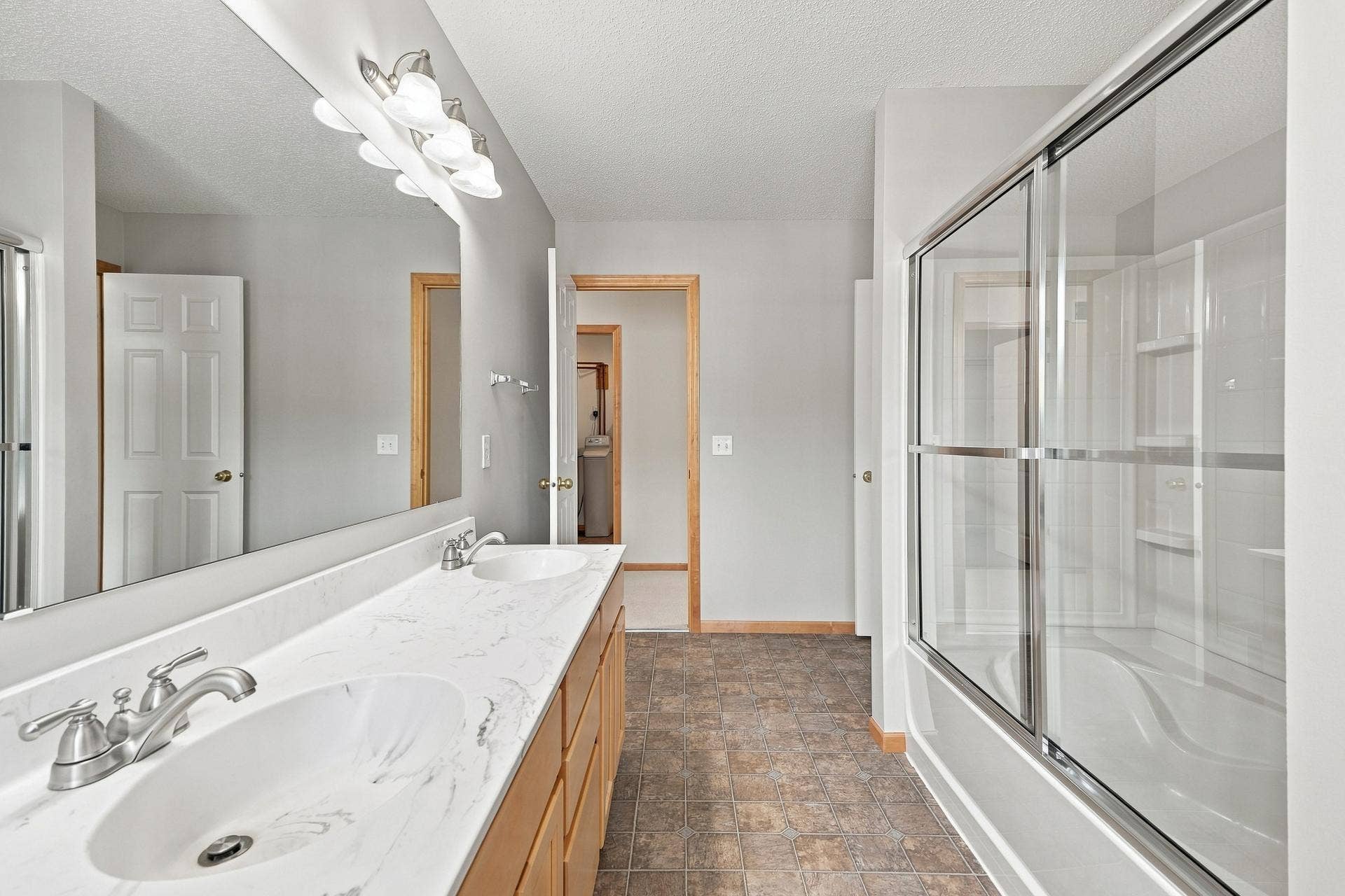 11021 Oak Grove Circle #C, Woodbury, MN 55129 Upper Level Full Bath