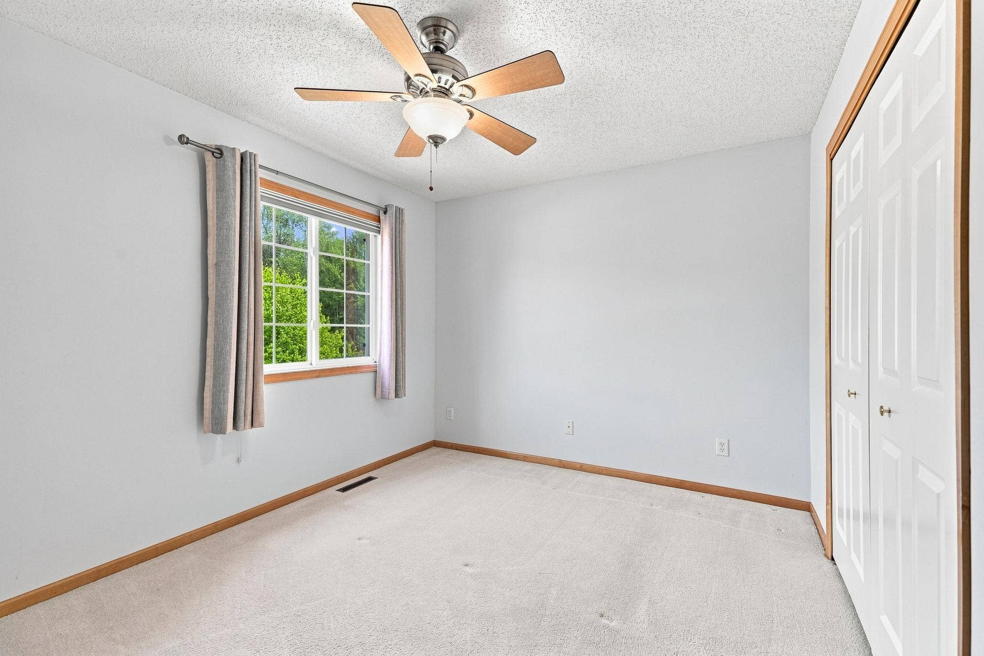 11021 Oak Grove Circle #C, Woodbury, MN 55129 Upper Level Bedroom 2