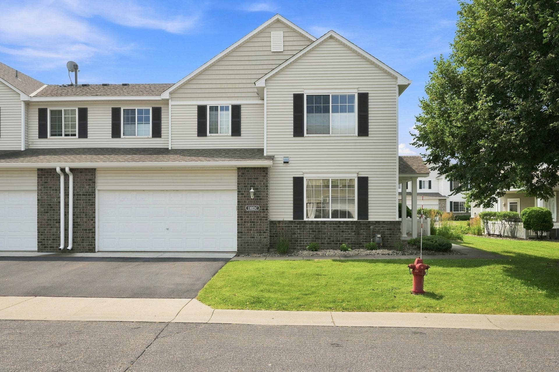11021 Oak Grove Circle #C, Woodbury, MN 55129 Welcome Home to this Bailey's Arbor End Unit!