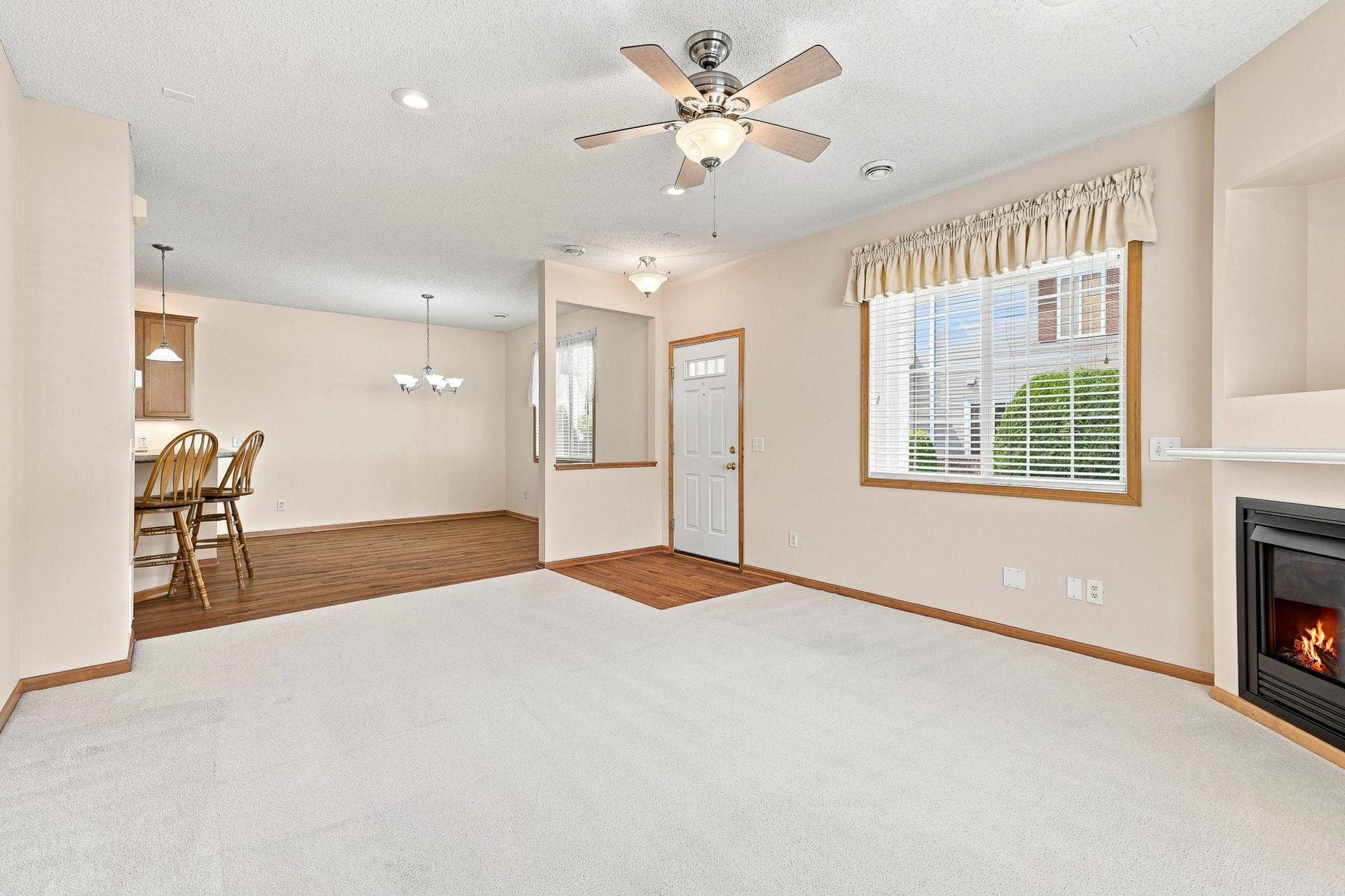 11021 Oak Grove Circle #C, Woodbury, MN 55129 Living Room / Entry / Dining