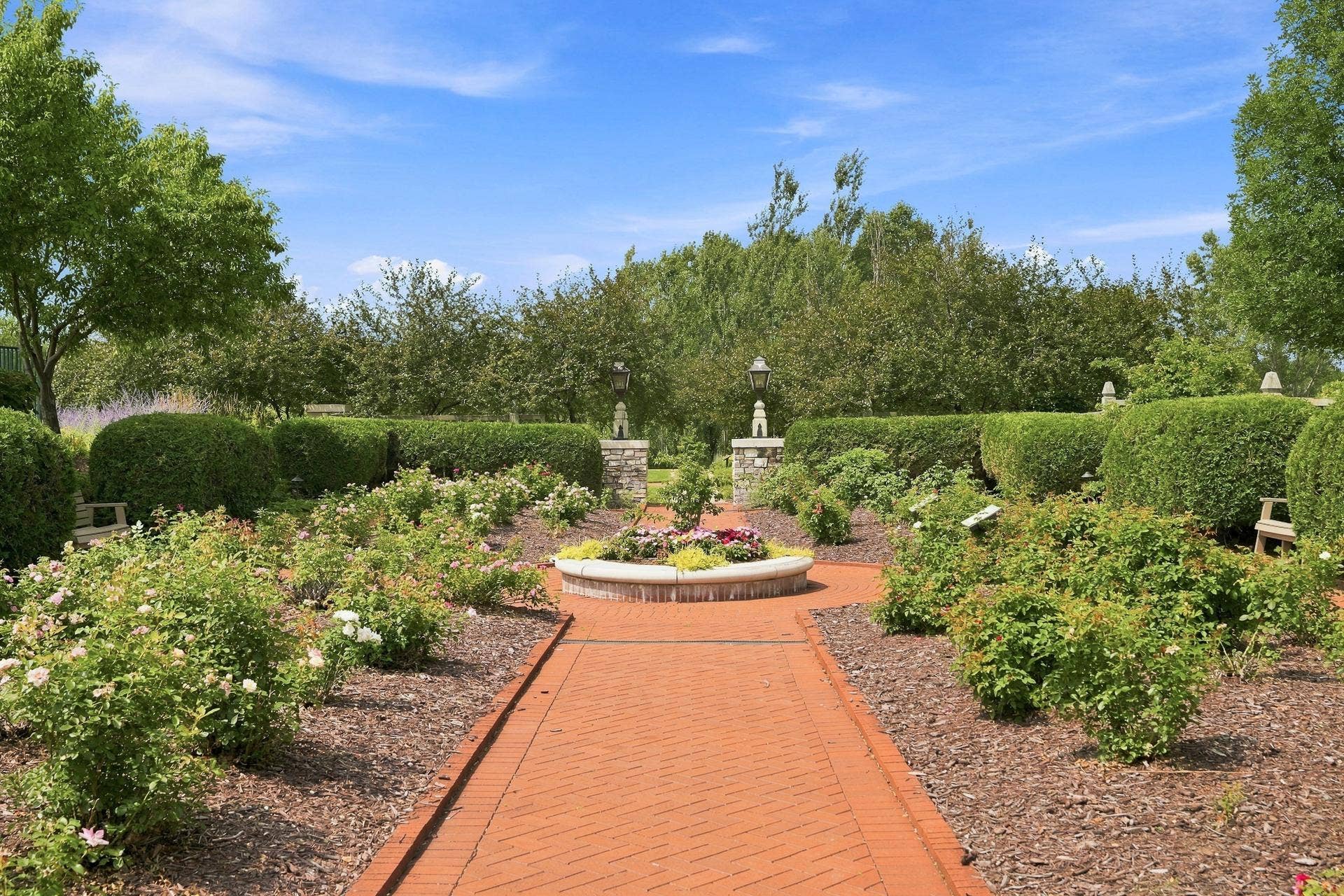 11021 Oak Grove Circle #C, Woodbury, MN 55129 Bailey's Arbor - Gardens
