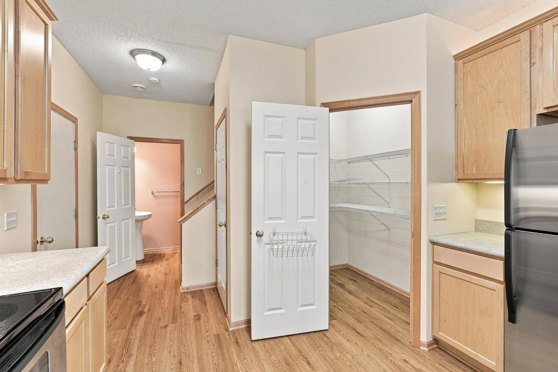 11021 Oak Grove Circle #C, Woodbury, MN 55129 Kitchen with Walk-in Pantry
