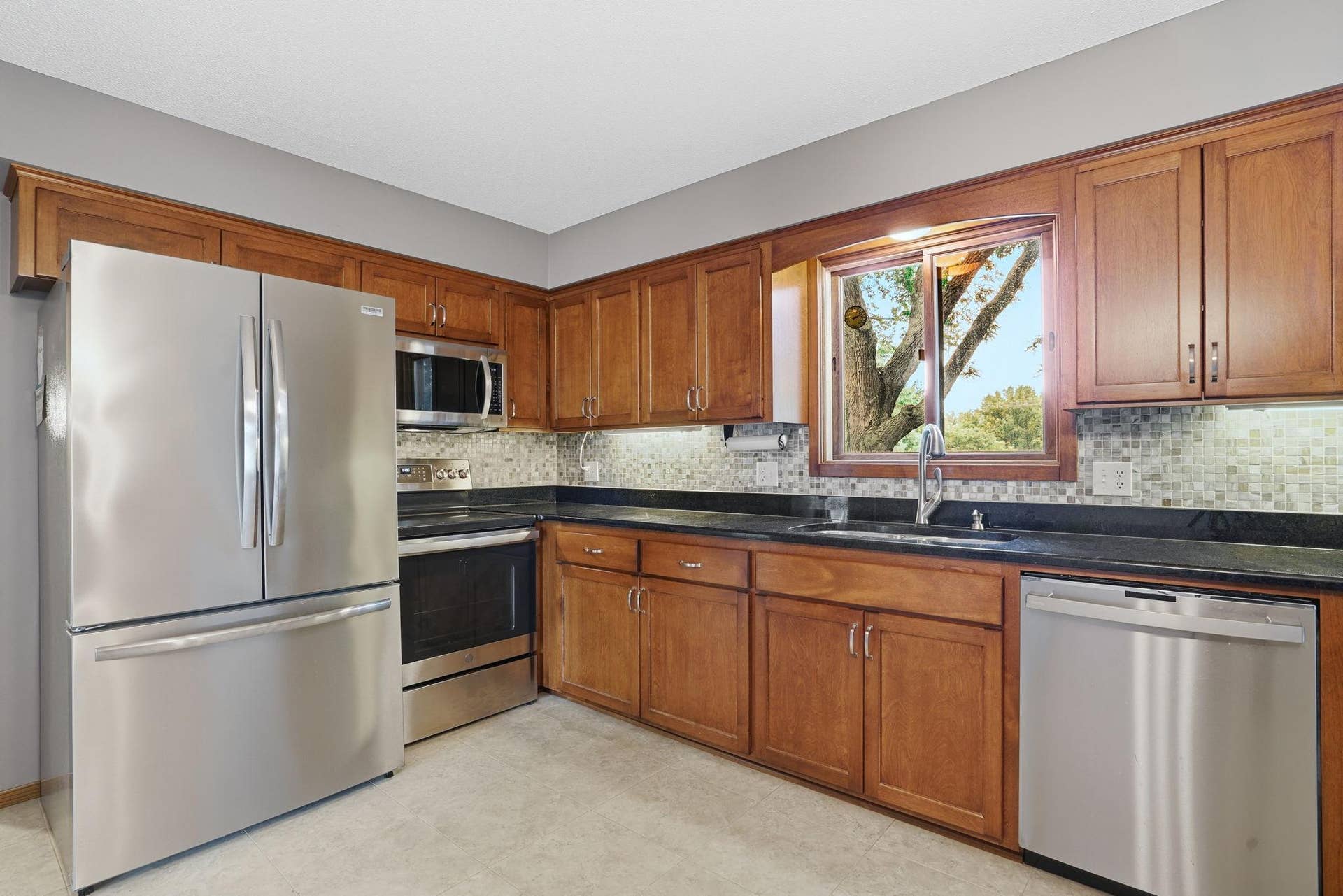 6207 Edgemont Boulevard N, Brooklyn Park, MN 55428 6207 Edgemont Boulevard N, Brooklyn Park, MN 55428