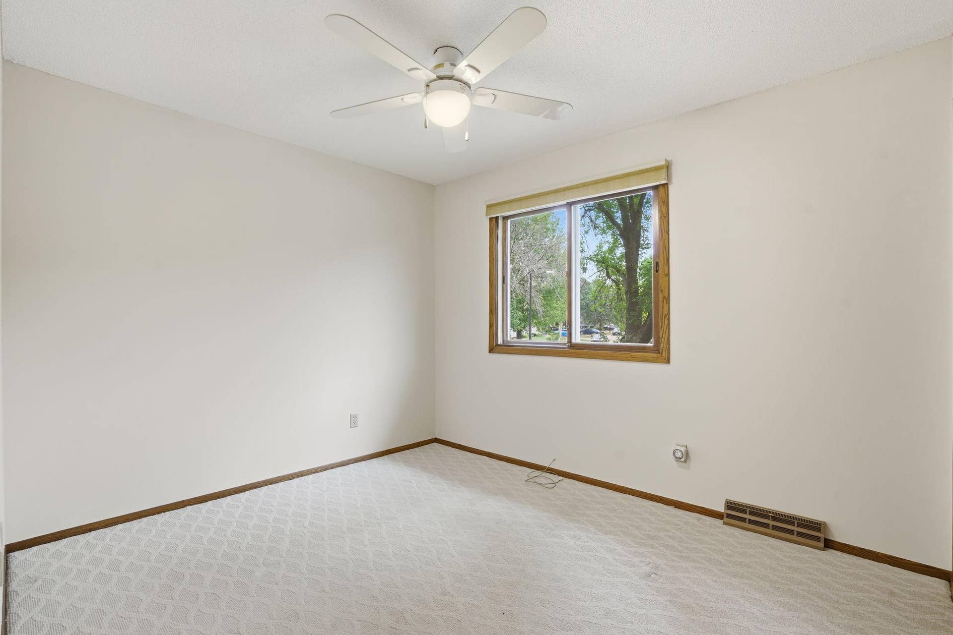 6207 Edgemont Boulevard N, Brooklyn Park, MN 55428 6207 Edgemont Boulevard N, Brooklyn Park, MN 55428