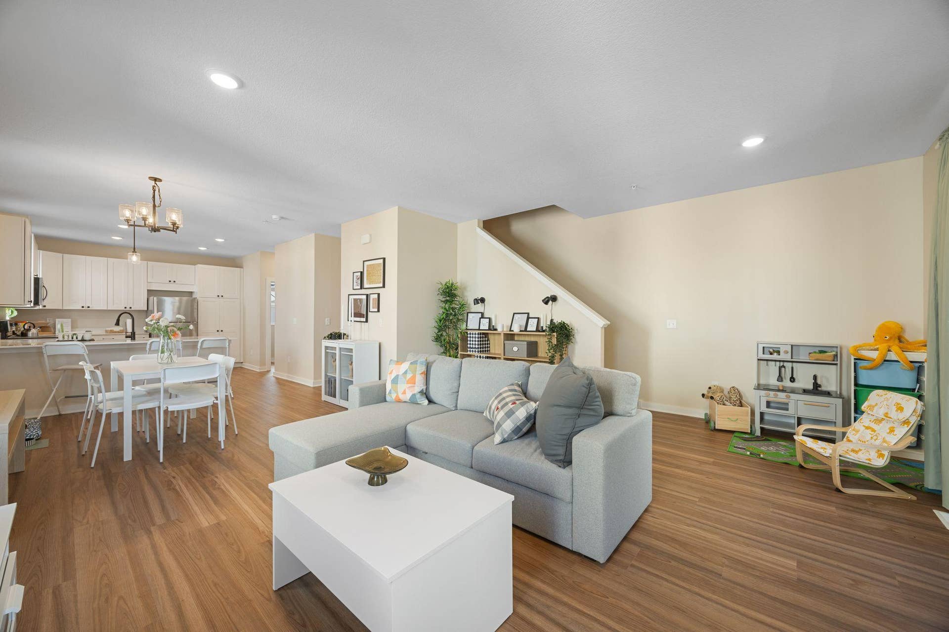 1339 Howard Street N, #1, 92, Saint Paul, MN 55119 Living/dining/kitchen