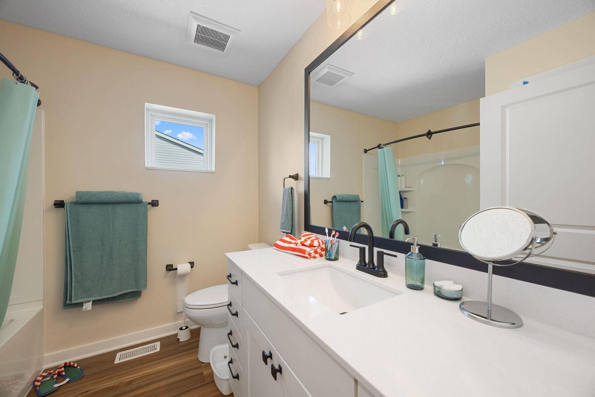 1339 Howard Street N, #1, 92, Saint Paul, MN 55119 Upper level full bath