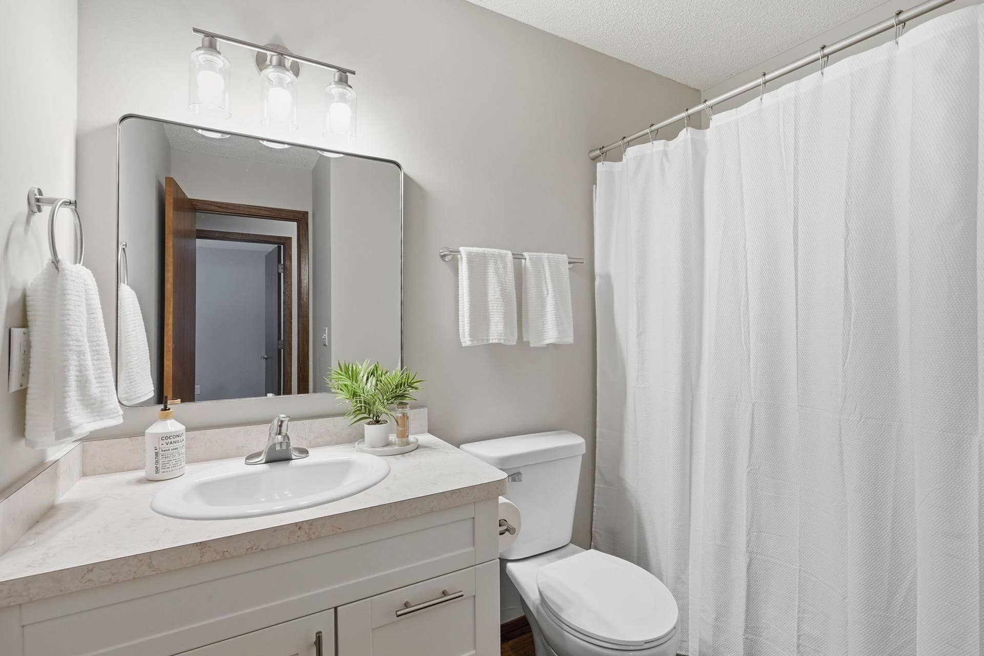6616 84th Court N, Brooklyn Park, MN 55445 Full bath