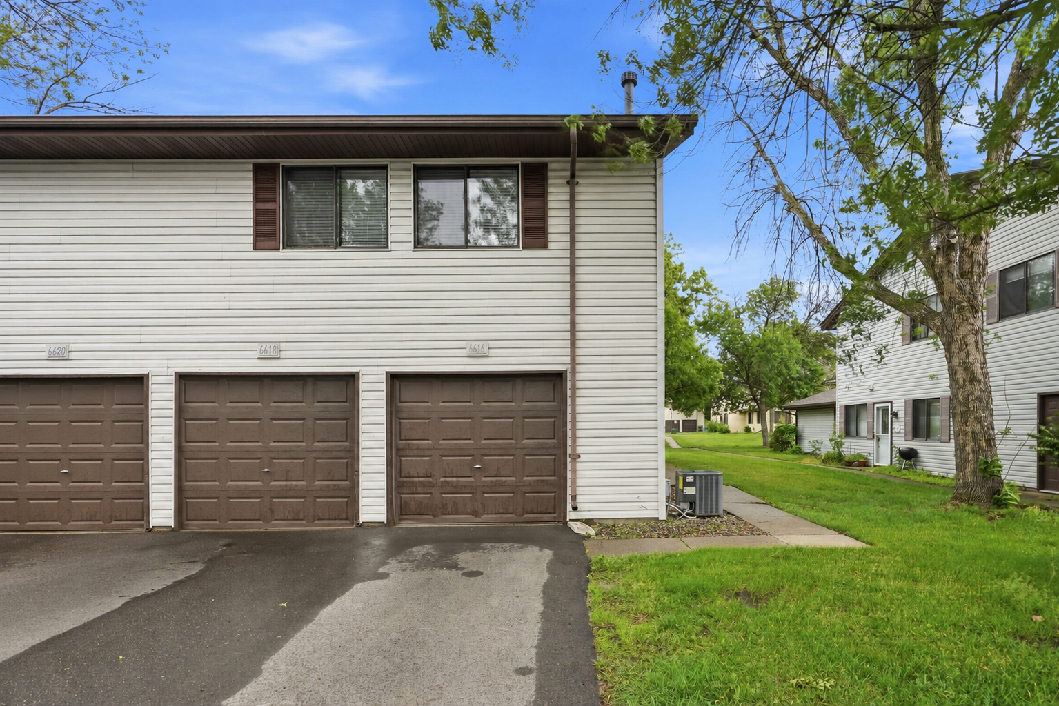 6616 84th Court N, Brooklyn Park, MN 55445 End-unit