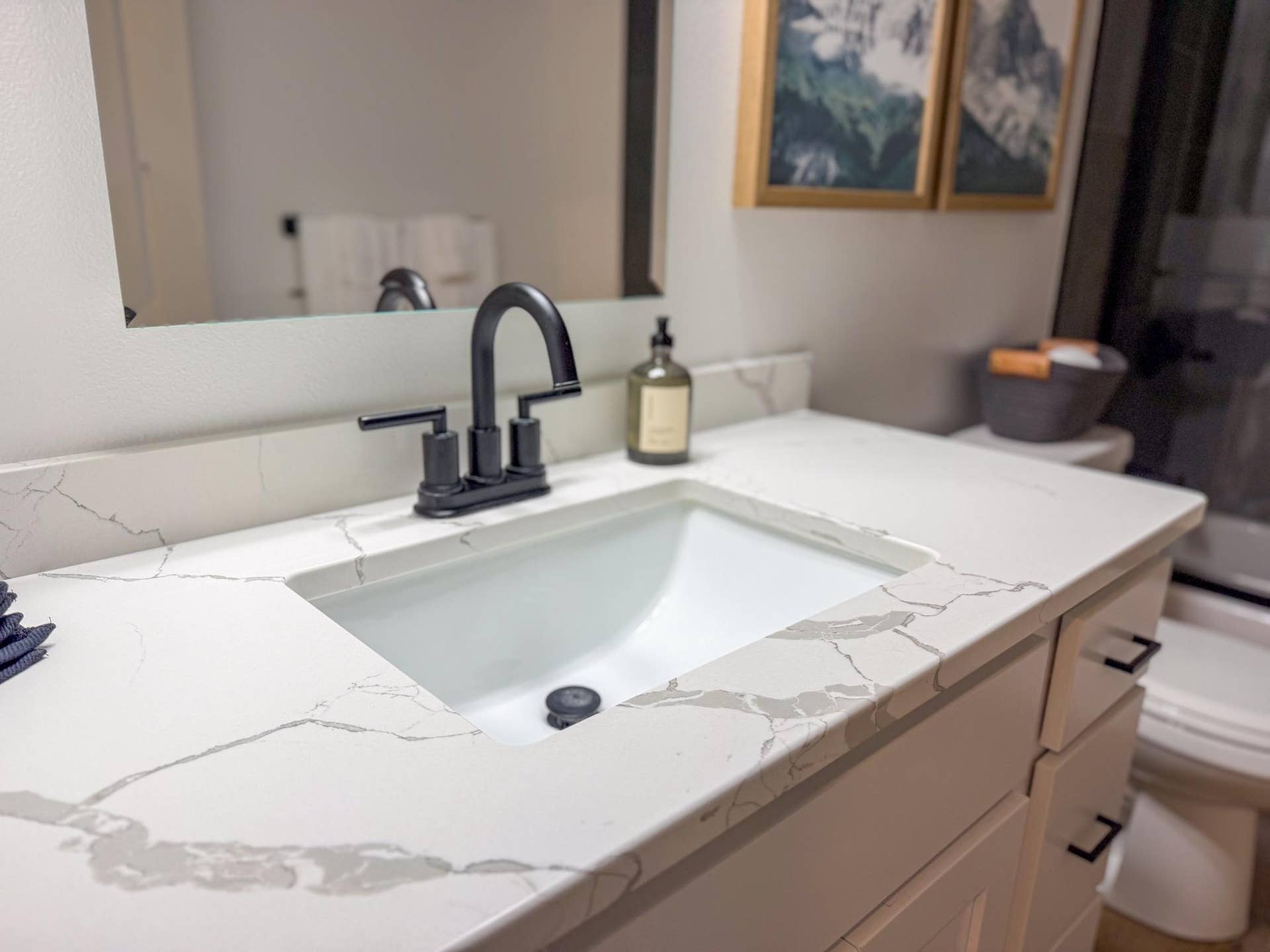 7639 Emerald Pines Drive NW, Bemidji, MN 56601 Main floor full bath-36.jpg