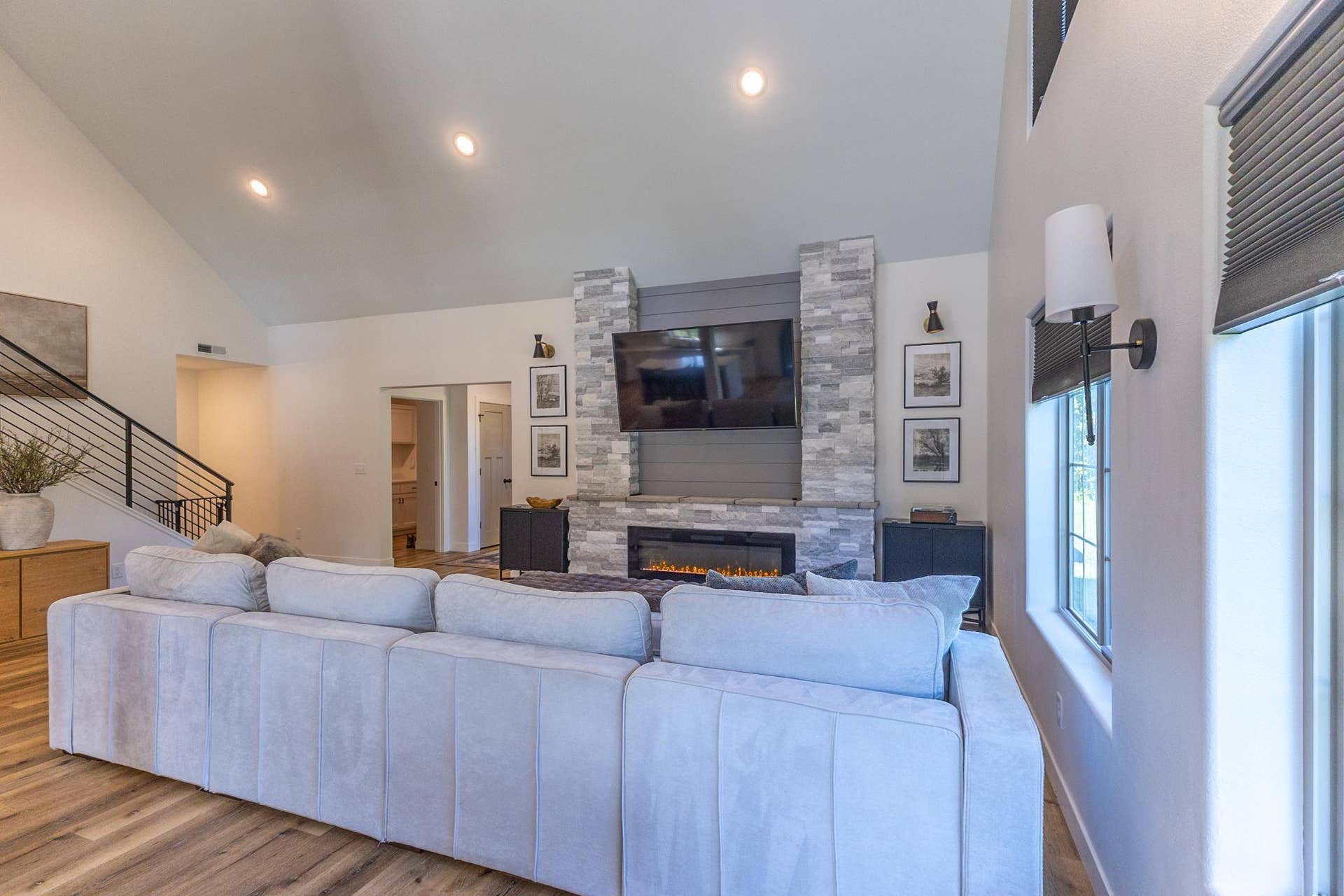 7639 Emerald Pines Drive NW, Bemidji, MN 56601 Living room feature-15.jpg