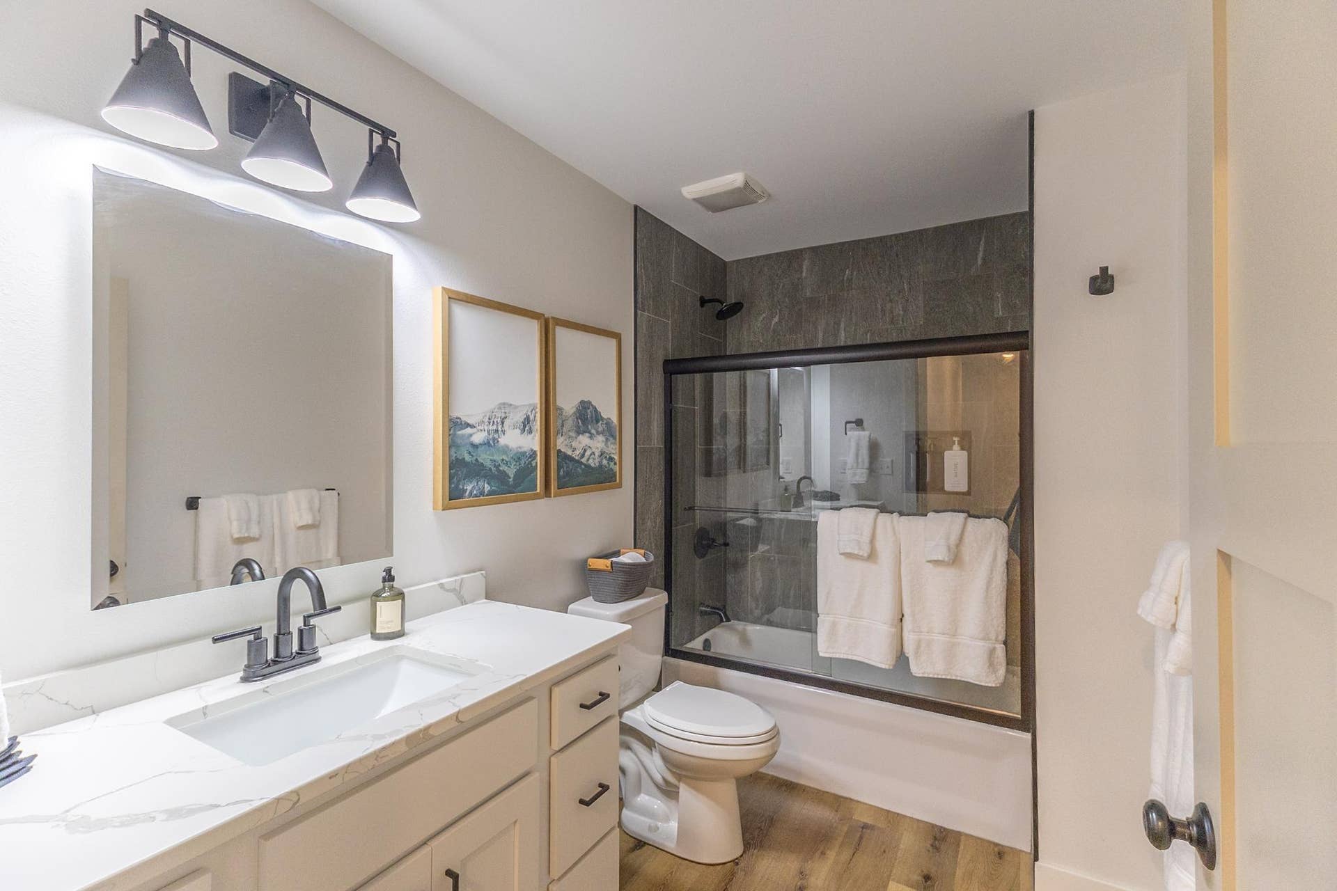 7639 Emerald Pines Drive NW, Bemidji, MN 56601 Main floor full bath-35.jpg