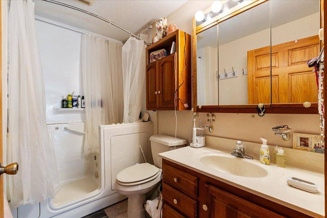 1435 Anne Street NW, Bemidji, MN 56601 Downstairs walk in tub