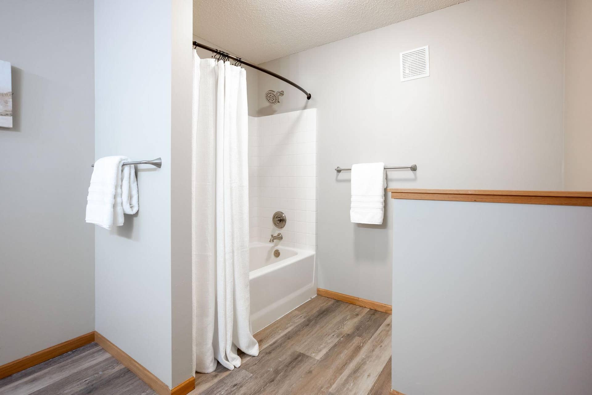 3001 Juniper Lane, #I, Woodbury, MN 55125 Spacious Bathroom