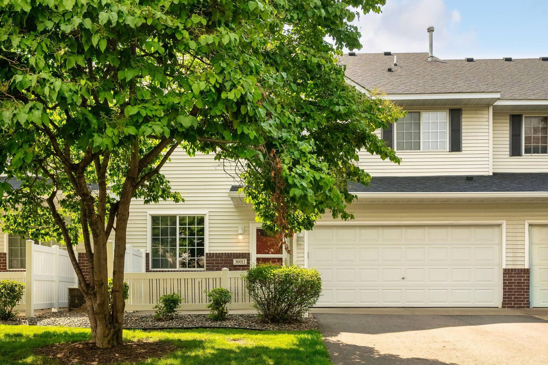 3001 Juniper Lane, #I, Woodbury, MN 55125 Welcome home! Nestled beneath mature trees, this inviting townhome offers charming curb appeal in the desirable Savannah Oaks neighborhood.