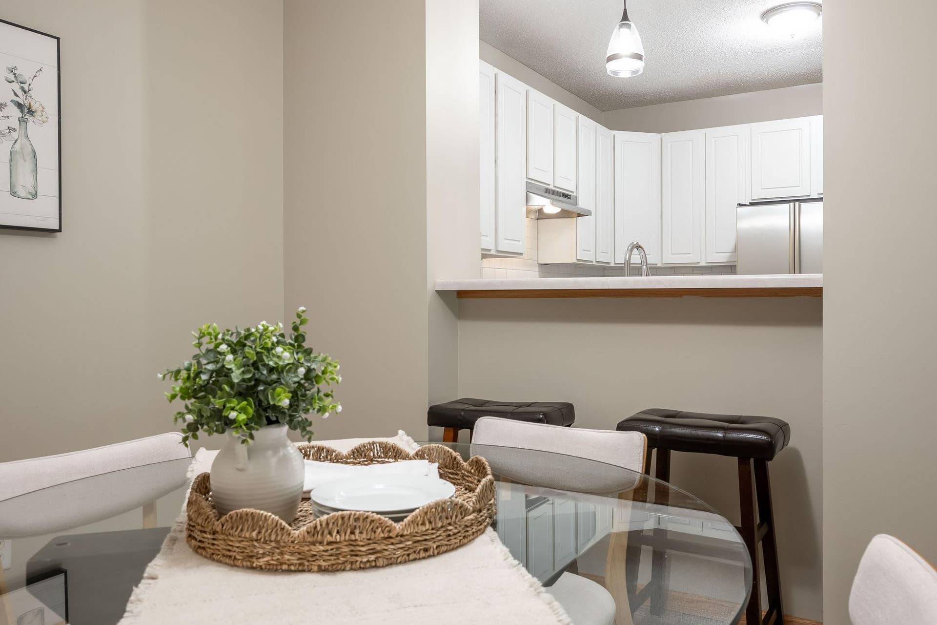 3001 Juniper Lane, #I, Woodbury, MN 55125 The kitchen breakfast bar provides additional seating for quick meals, morning coffee, or visiting with guests while preparing dinner.