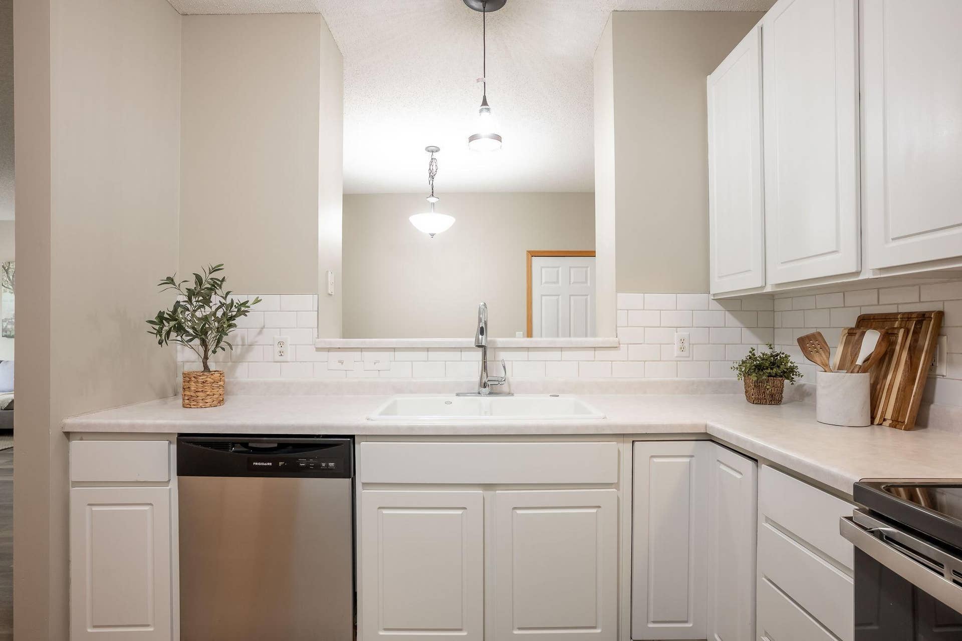 3001 Juniper Lane, #I, Woodbury, MN 55125 The open serving counter keeps the kitchen connected to the dining area, making entertaining and everyday conversations effortless.