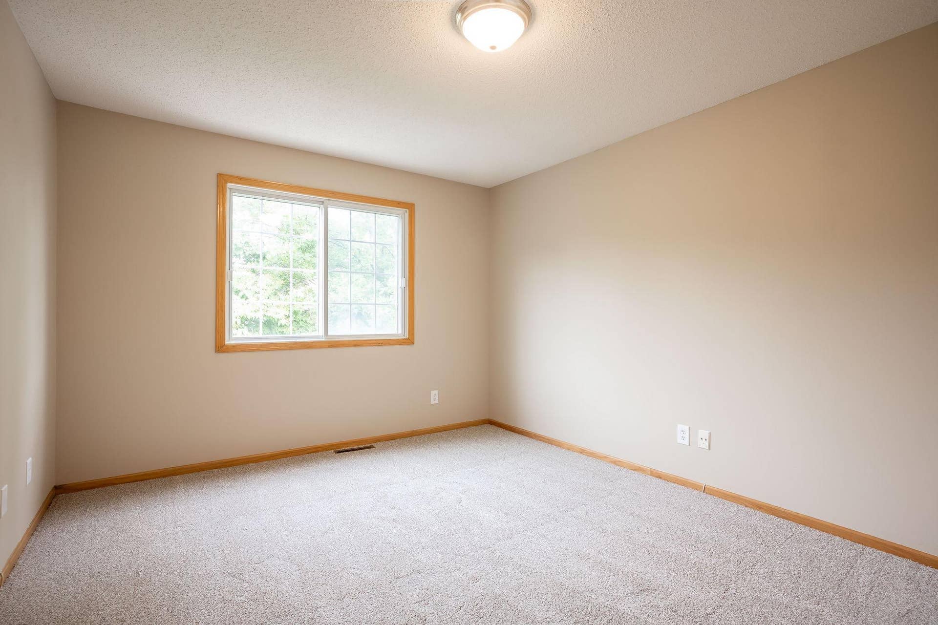 3001 Juniper Lane, #I, Woodbury, MN 55125 3 Bedrooms on one level make this home ideal for a family!