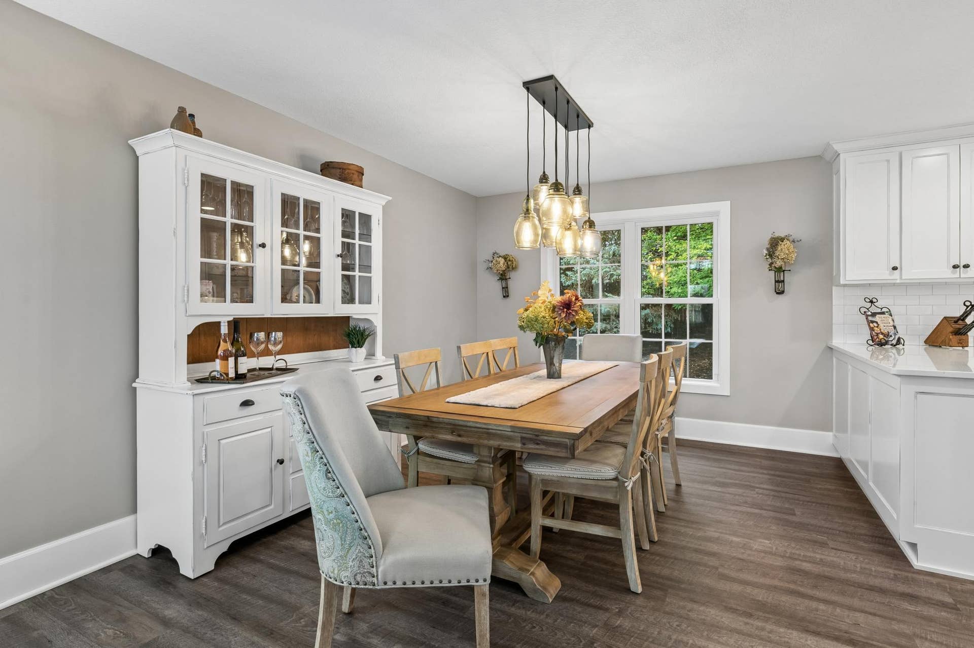 505 Severn Way, Eagan, MN 55123 Informal dining room with ample space for gatherings and entertaining.