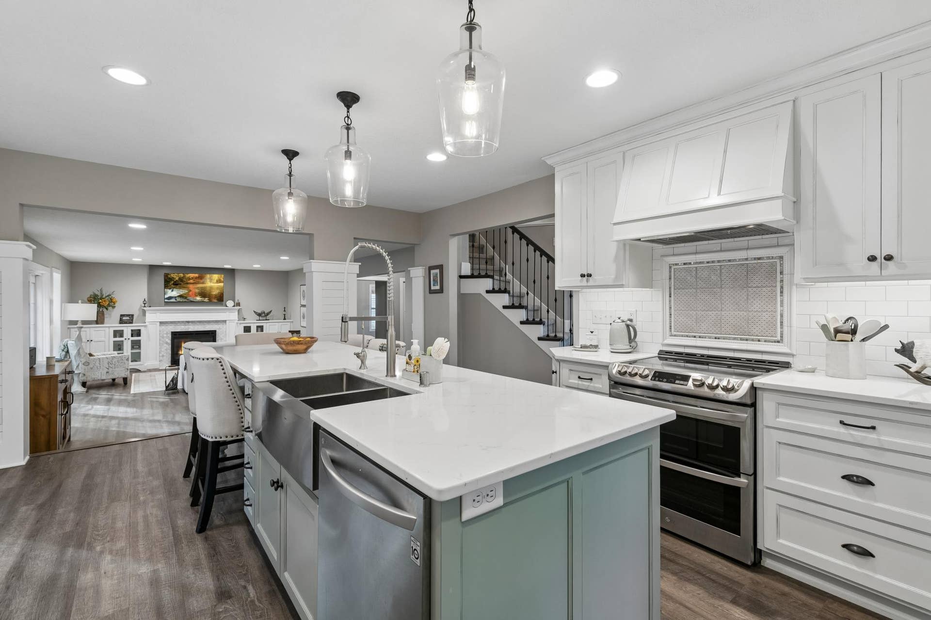 505 Severn Way, Eagan, MN 55123 Dual ovens make the kitchen both functional and well suited for entertaining.
