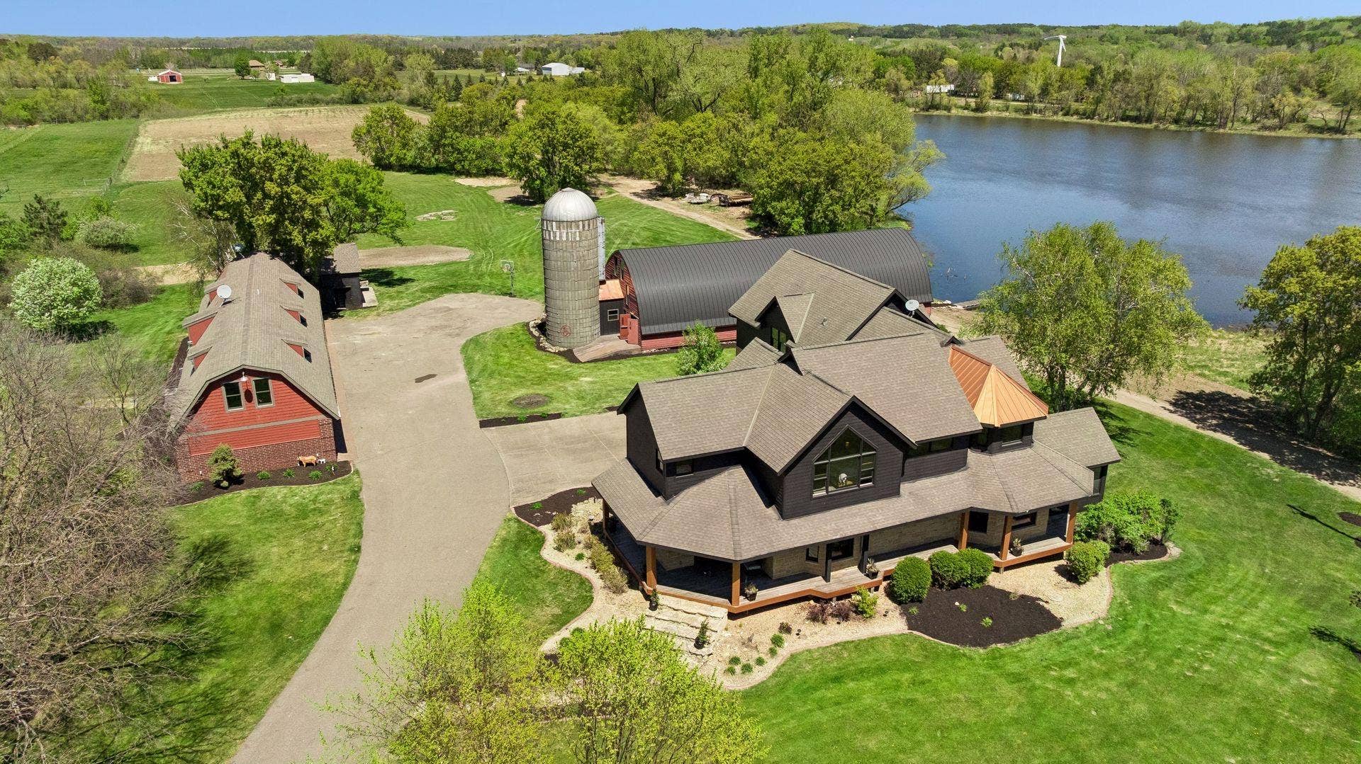 7040 132nd Street N, Hugo, MN 55038 Overview